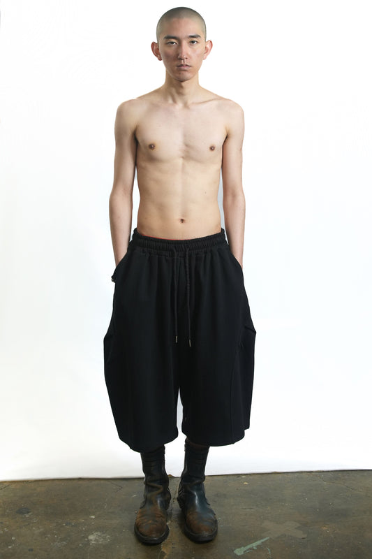 TUCKED CURVE SHORTS BLACK