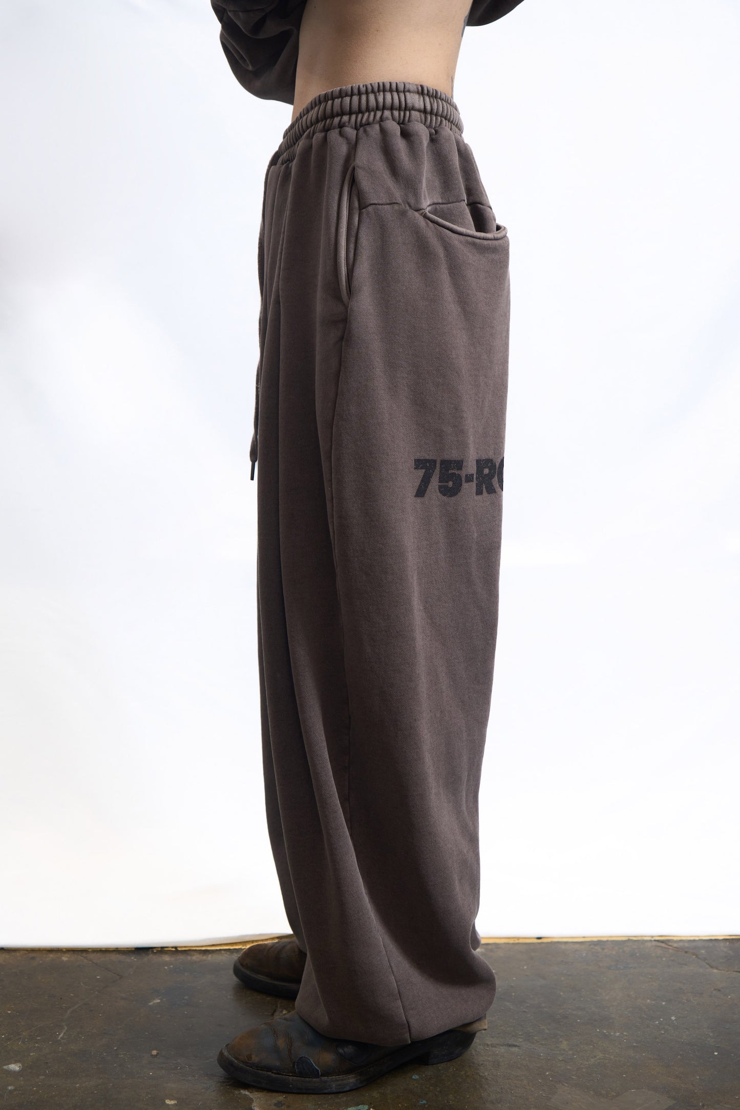75-RC FADE OVERSIZED TRACK PANTS COCOA