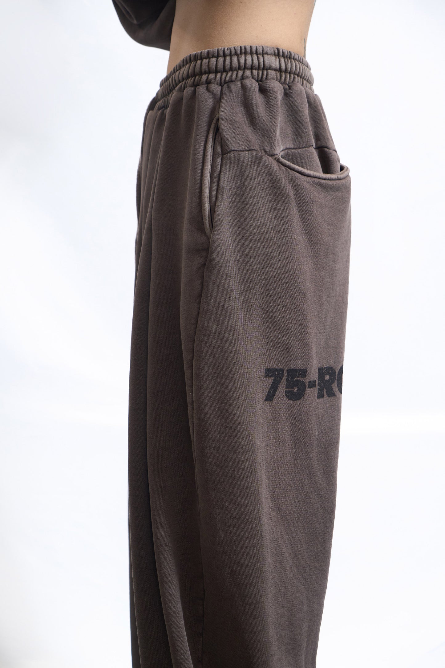 75-RC FADE OVERSIZED TRACK PANTS COCOA