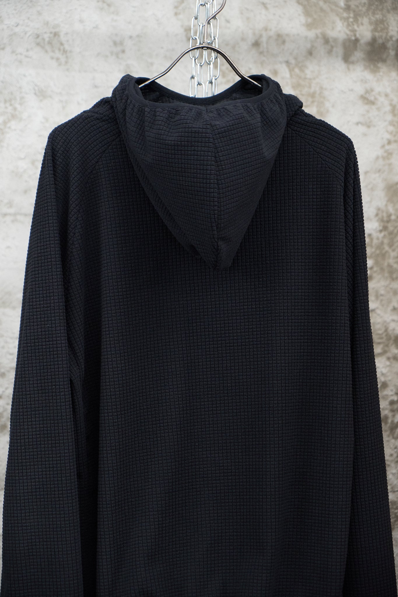 GRID-TEXTURED HOODED SWEATSHIRT - BLACK