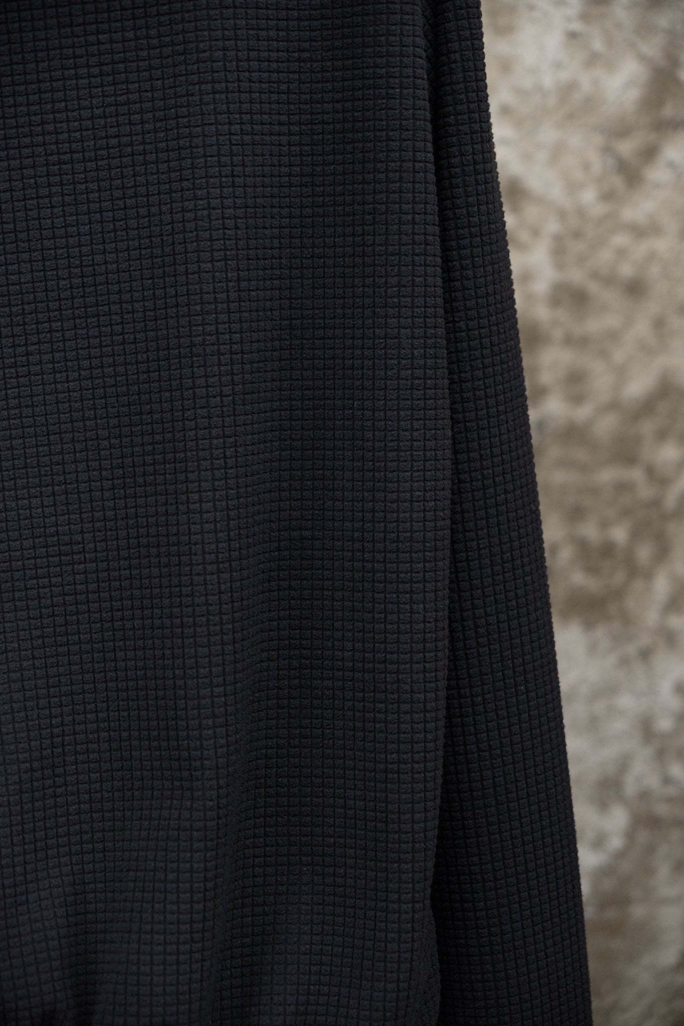 GRID-TEXTURED HOODED SWEATSHIRT - BLACK