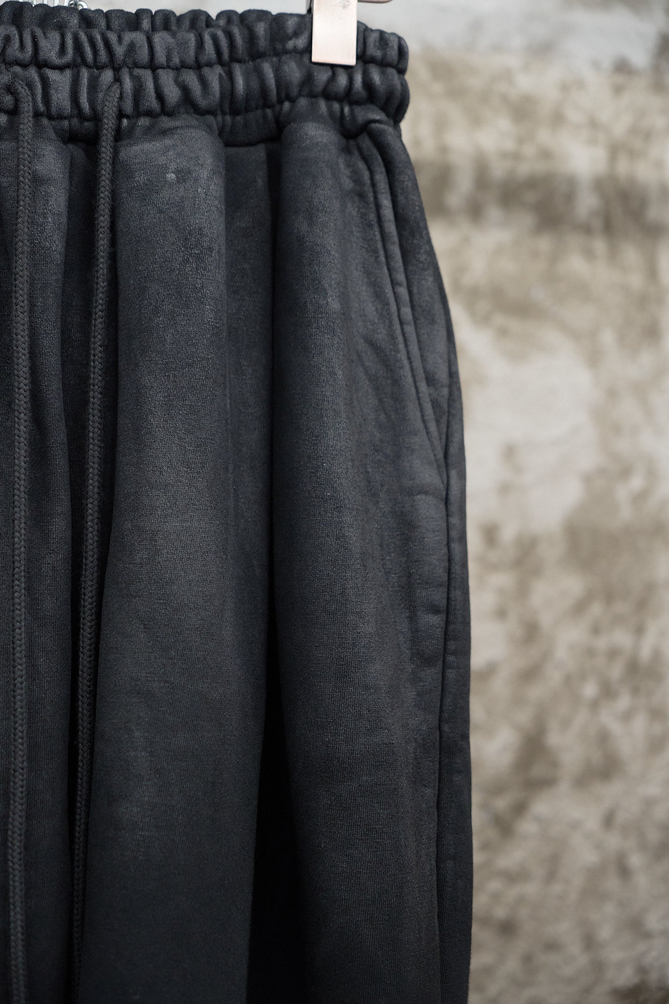 BLACK PAINTED HEAVYWEIGHT COTTON SWEATPANTS