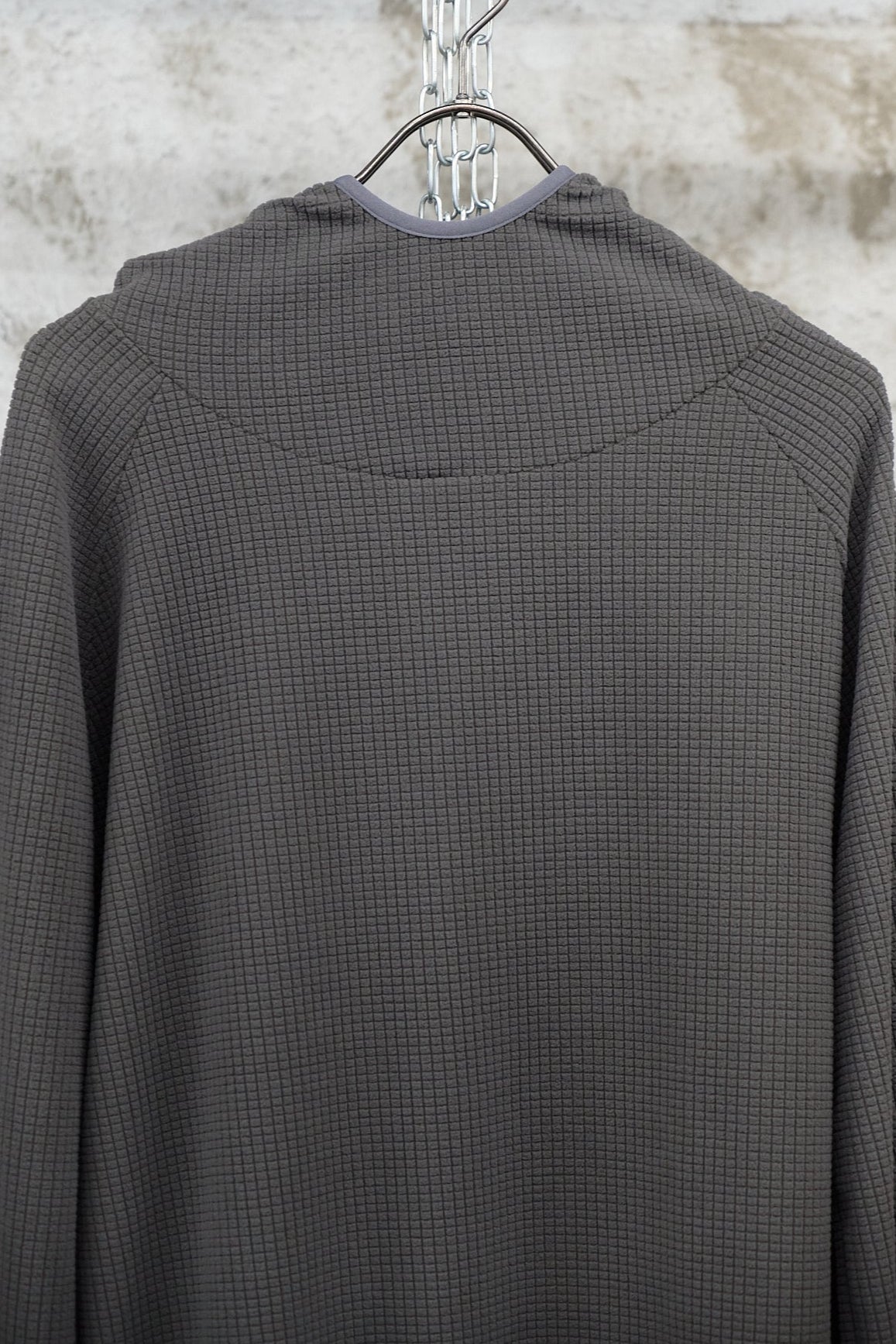 GRID-TEXTURED HOODED SWEATSHIRT - GREY
