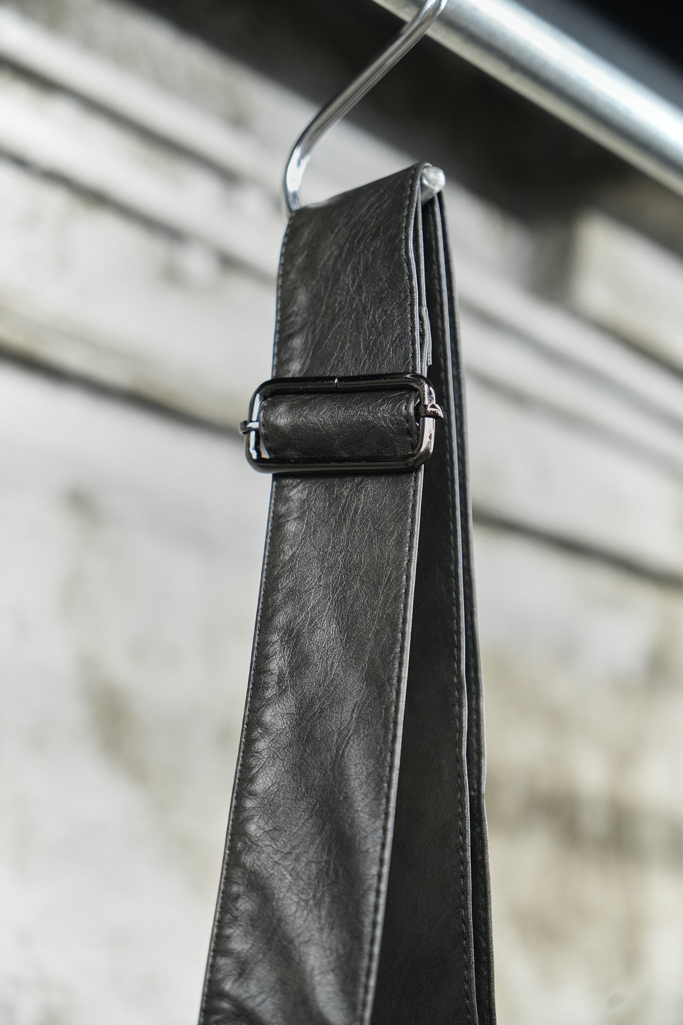 BLACK LEATHER SHOULDER BAG