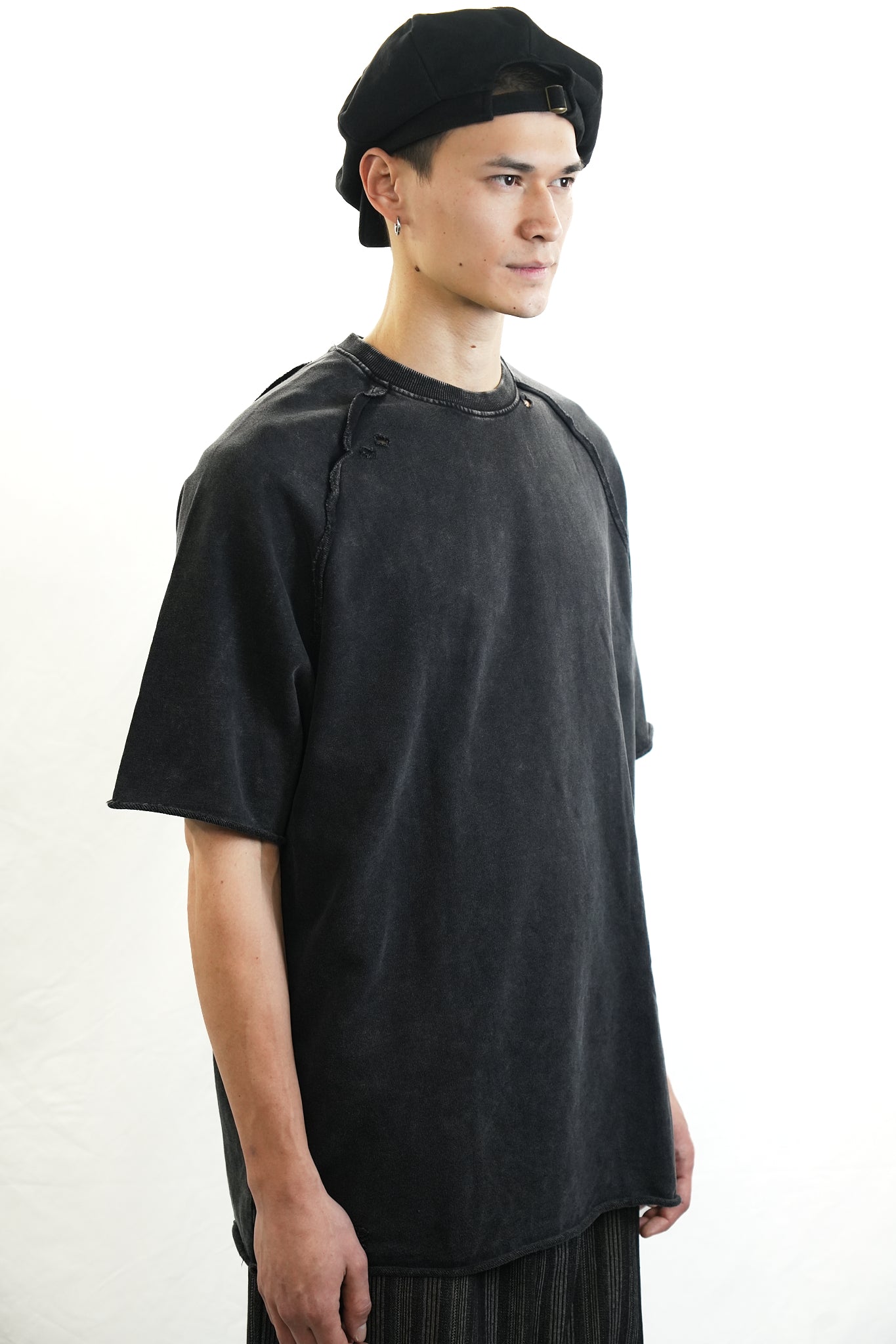 GARMENT-DYED DISTRESSED RAGLAN T-SHIRT BLACK