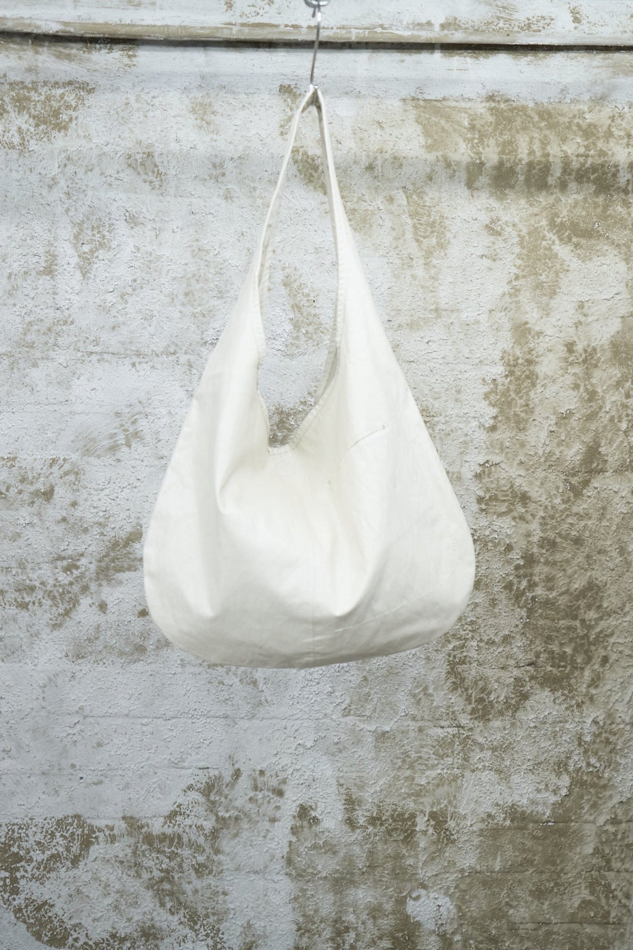 WHITE TRIANGLE SHOULDER BAG
