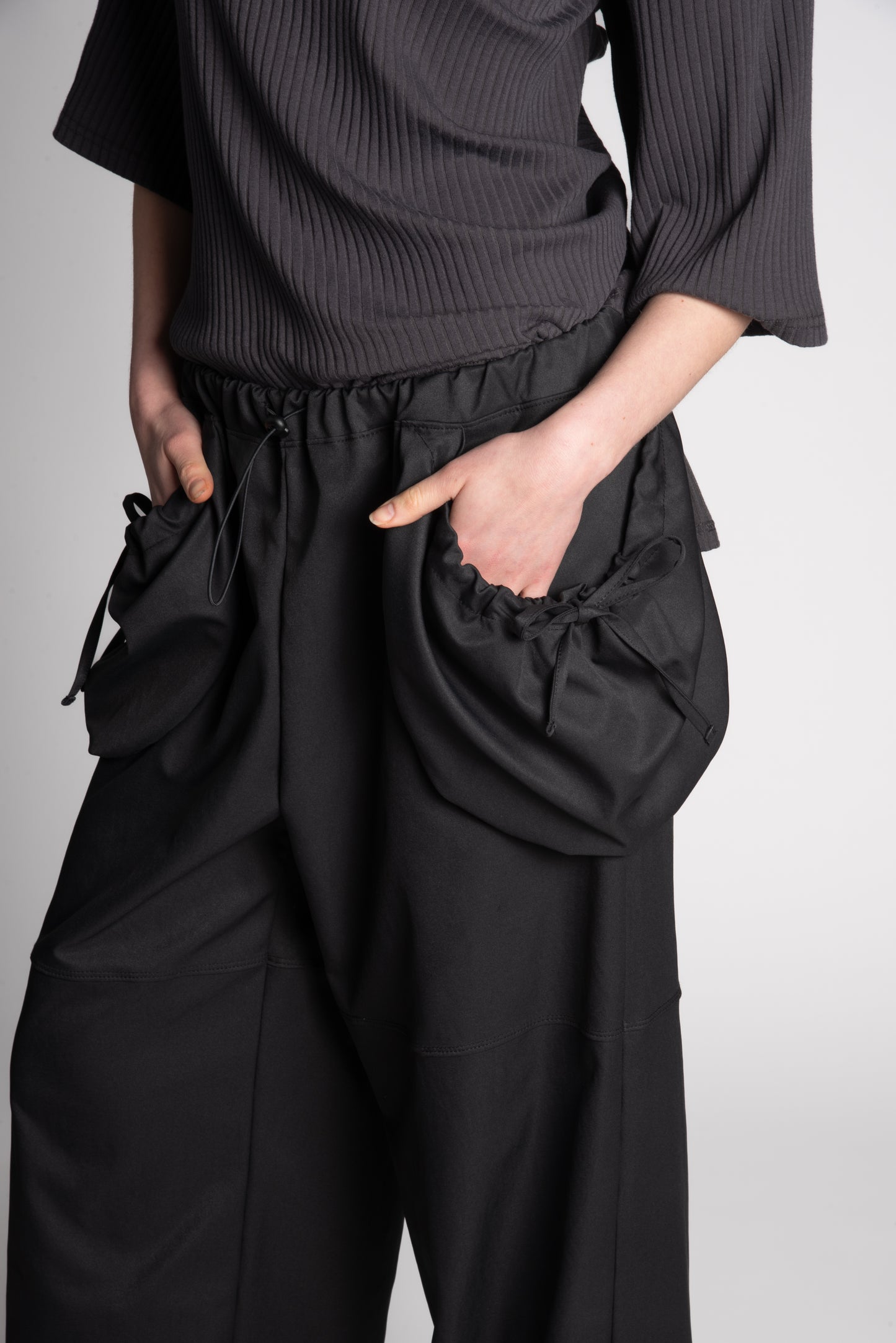 BLACK WIDE POCKET PANTS