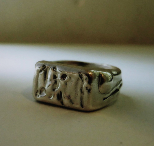MOLTEN SIGNET RING