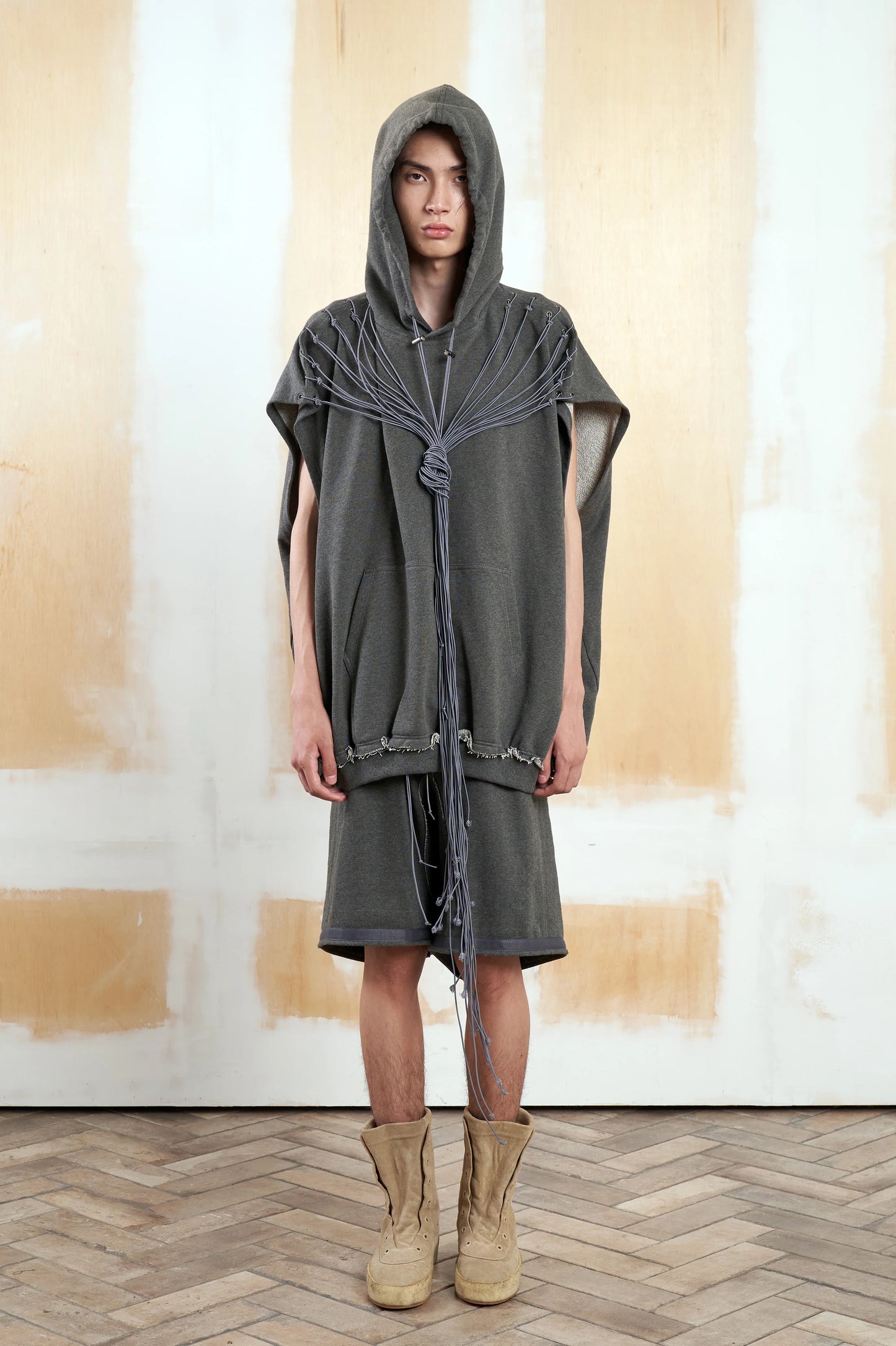 SLEEVELESS SHOULDER STRINGS HOODIE