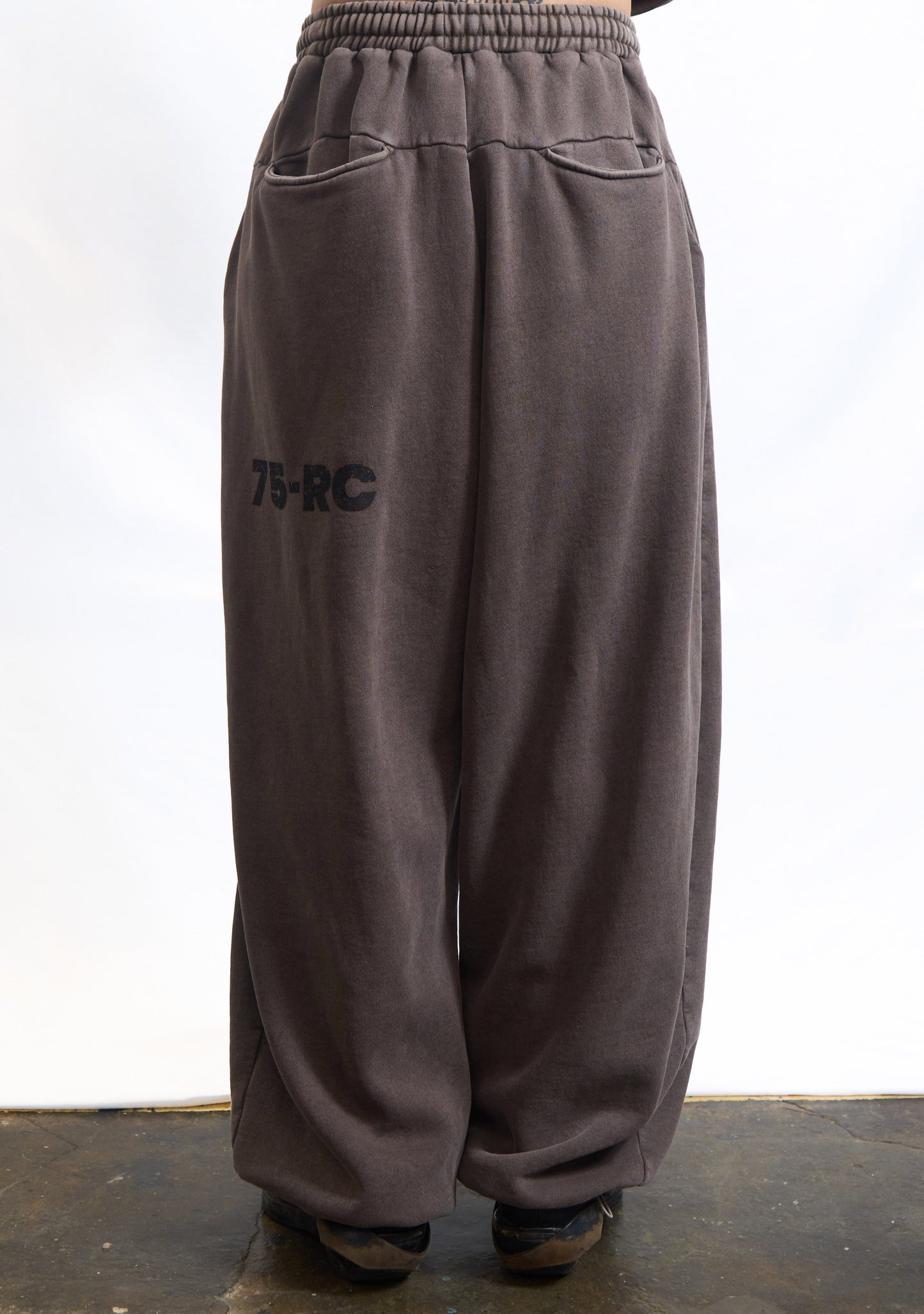 75-RC  FADE OVERSIZED TRACK PANTS COCOA