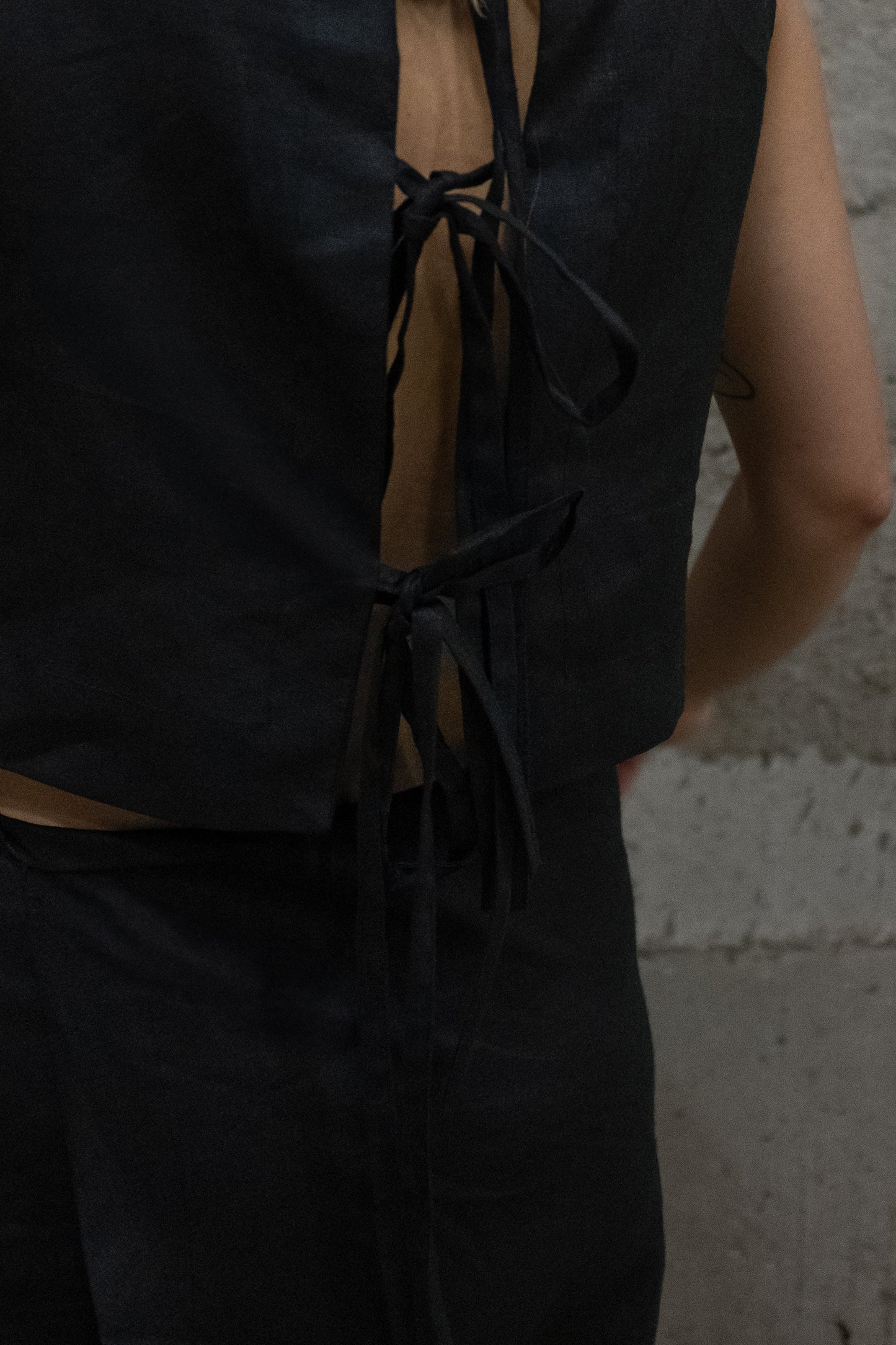 BACK TIES TOP