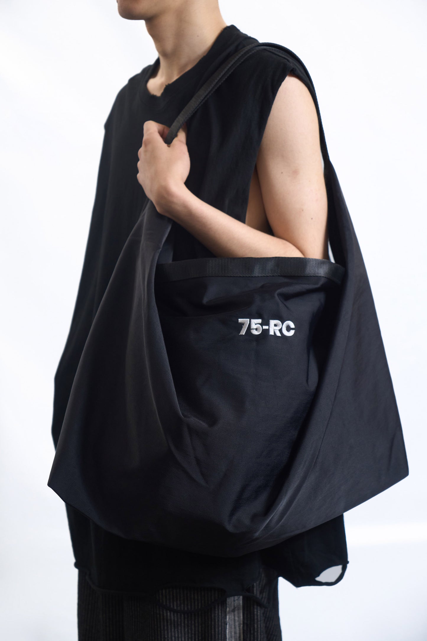 UTILITY NYLON SLING BAG BLACK