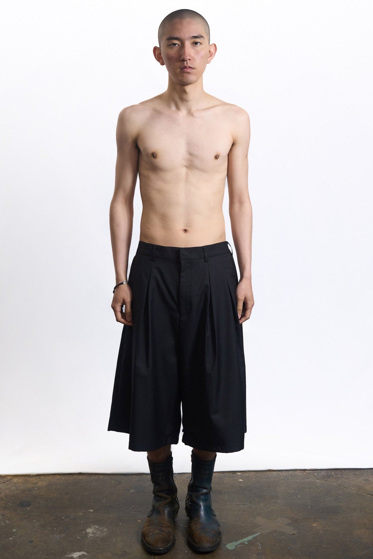 TWO-TUCK TROUSER SHORTS BLACK