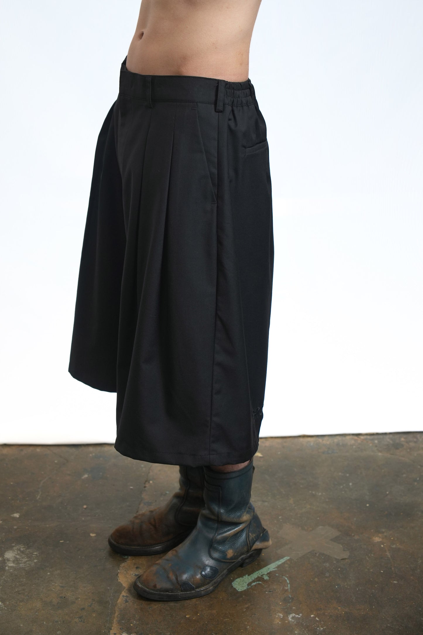 TWO-TUCK TROUSER SHORTS BLACK