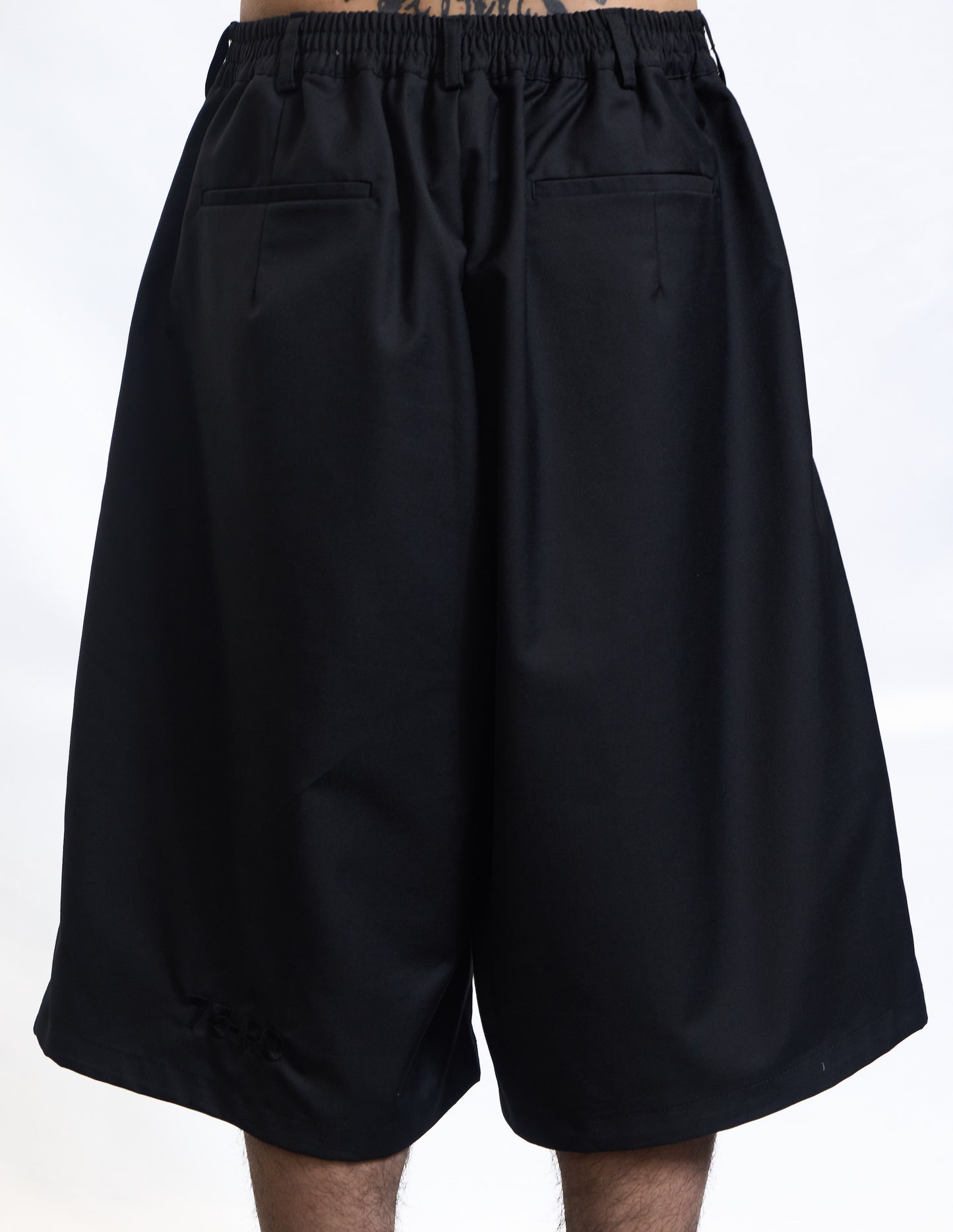 TWO-TUCK TROUSER SHORTS BLACK