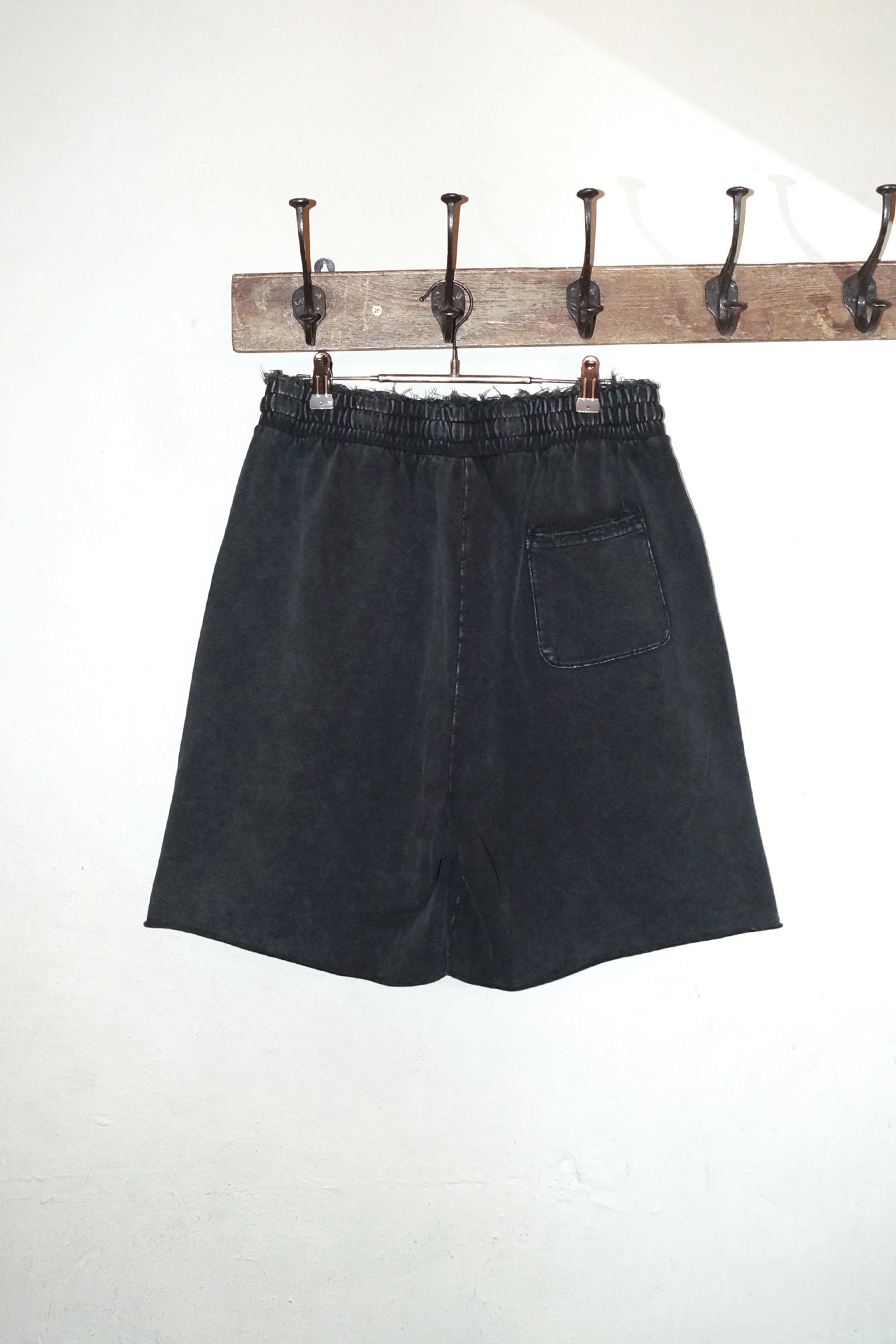 WASH-OUT PIGMENT RAW CUT SHORTS