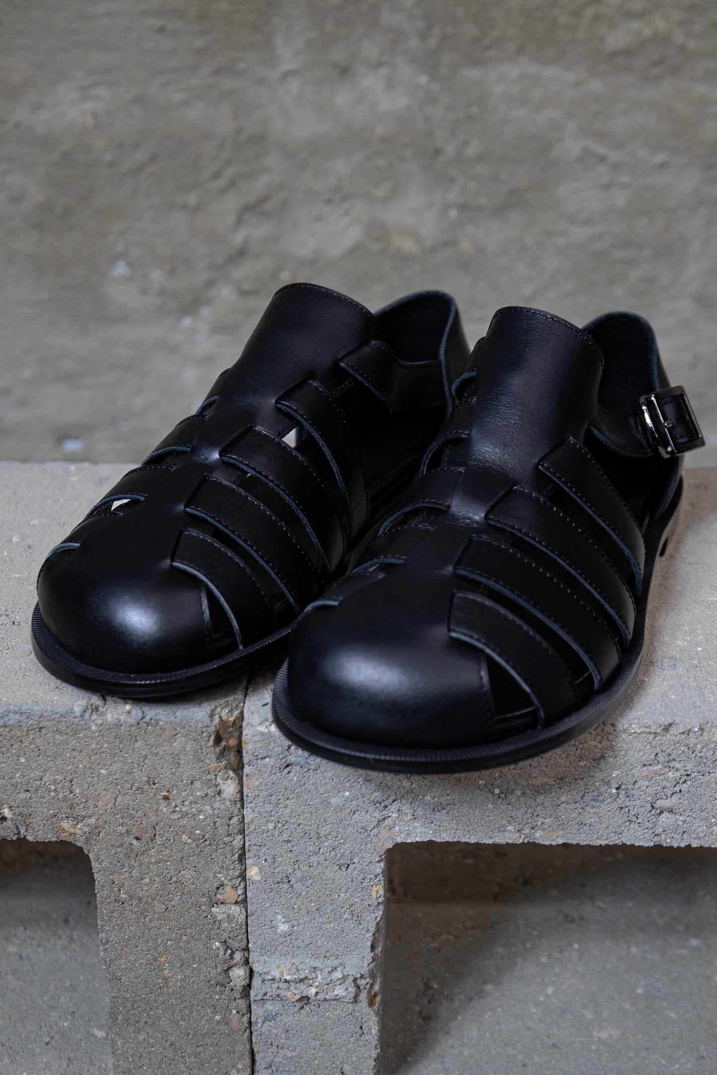 STRAP LEATHER SANDAL