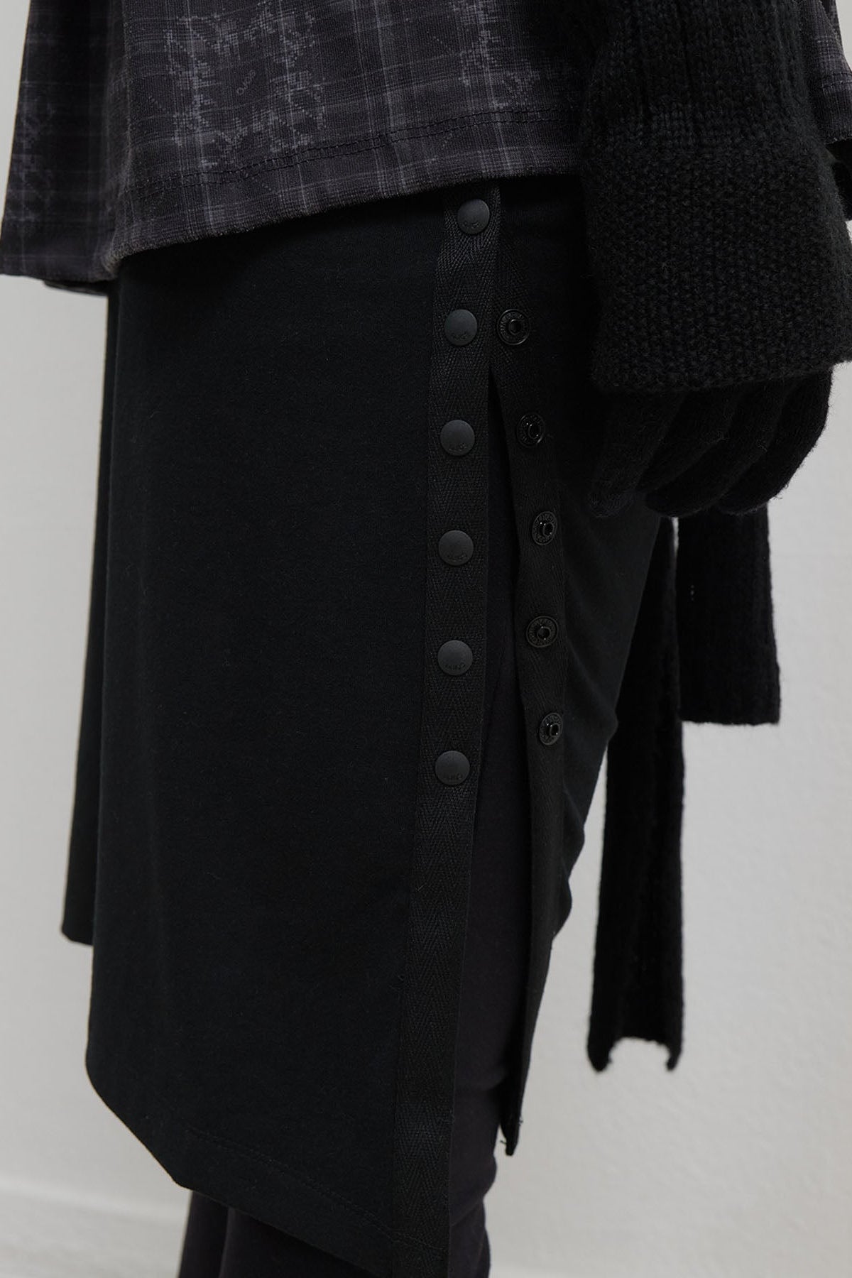 BUTTON SLIT BOOTCUT PANTS - BLACK