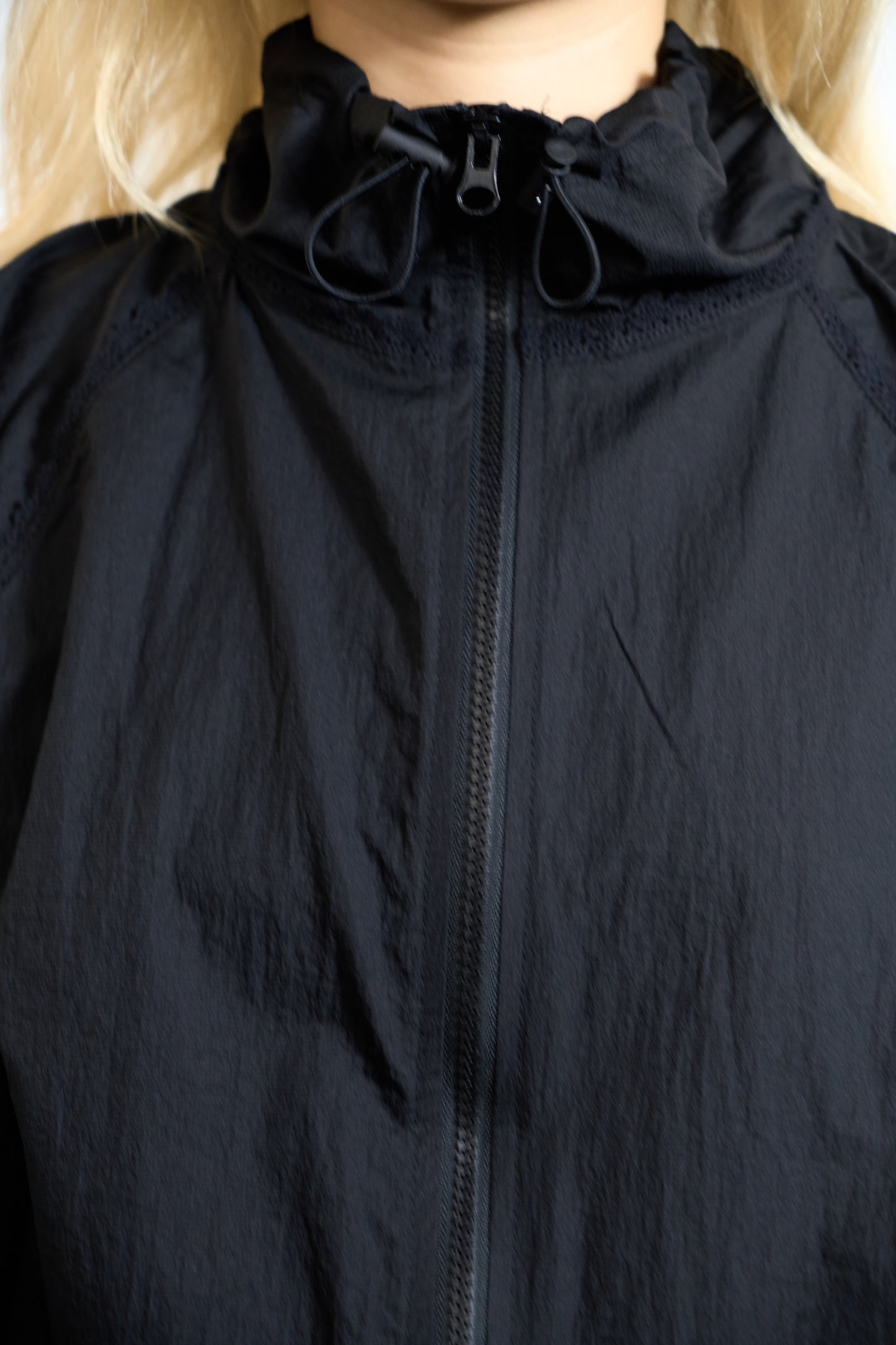 LACE TRIM ZIP-UP WINDBREAKER BLACK
