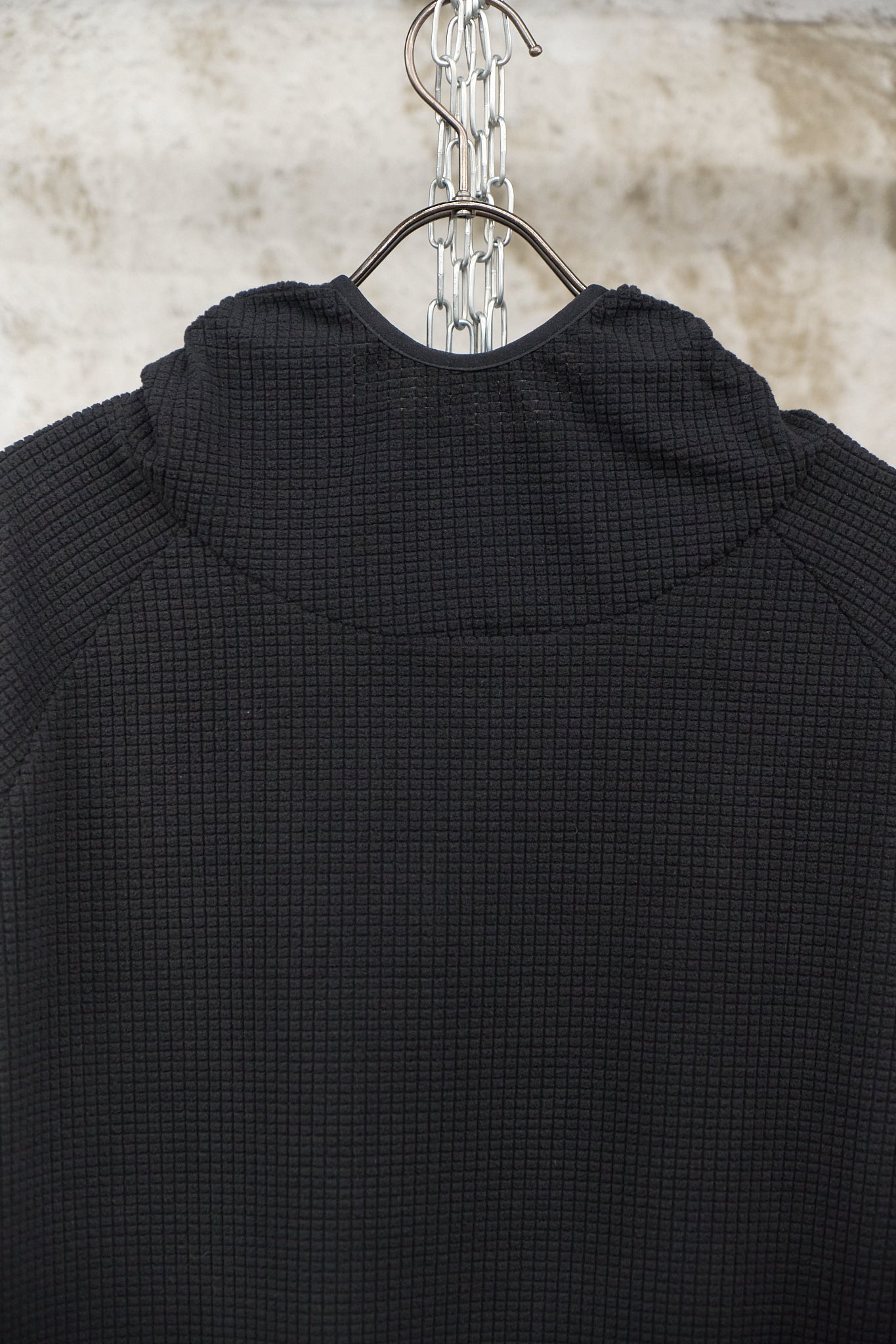 GRID-TEXTURED HOODED SWEATSHIRT - BLACK