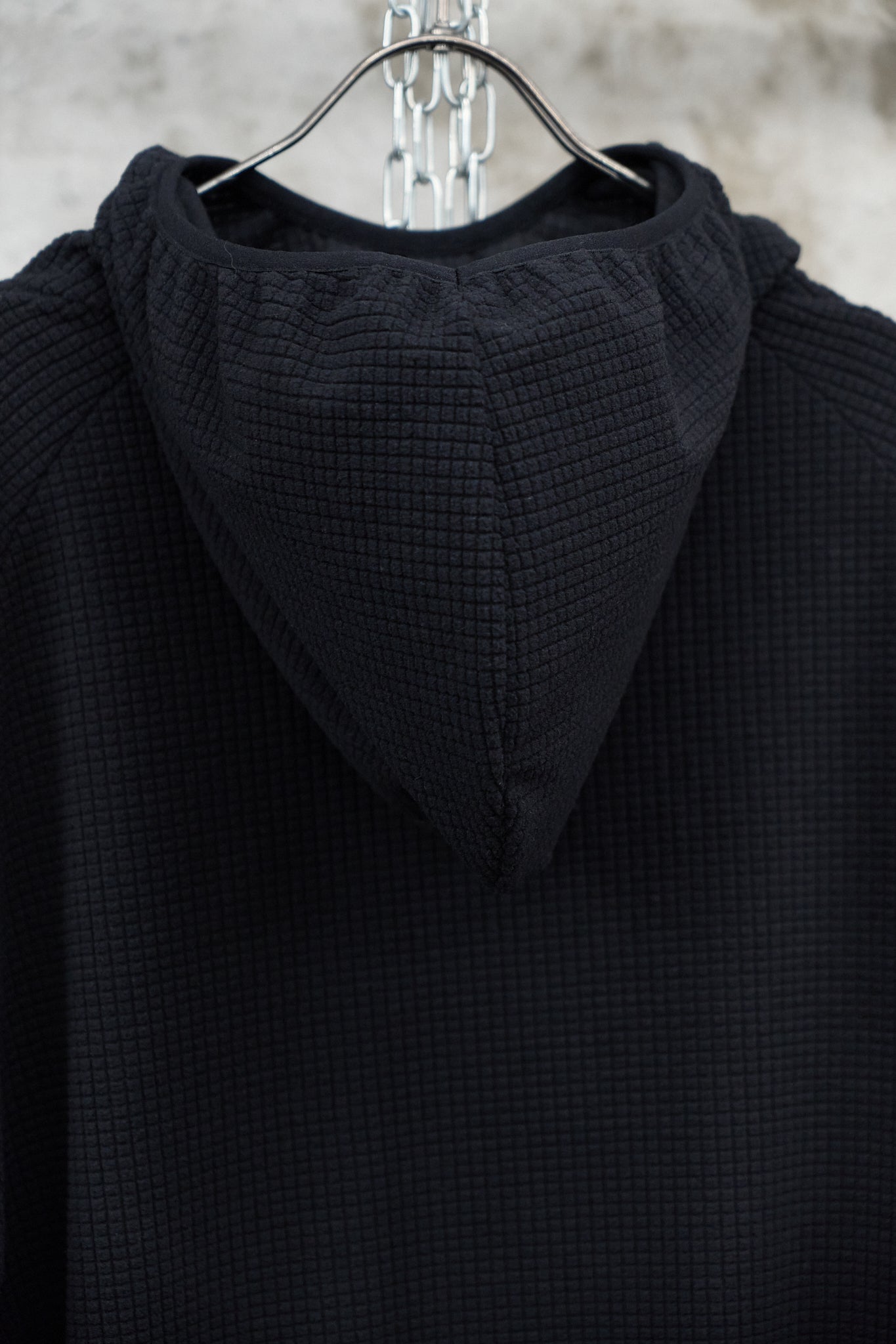 GRID-TEXTURED HOODED SWEATSHIRT - BLACK