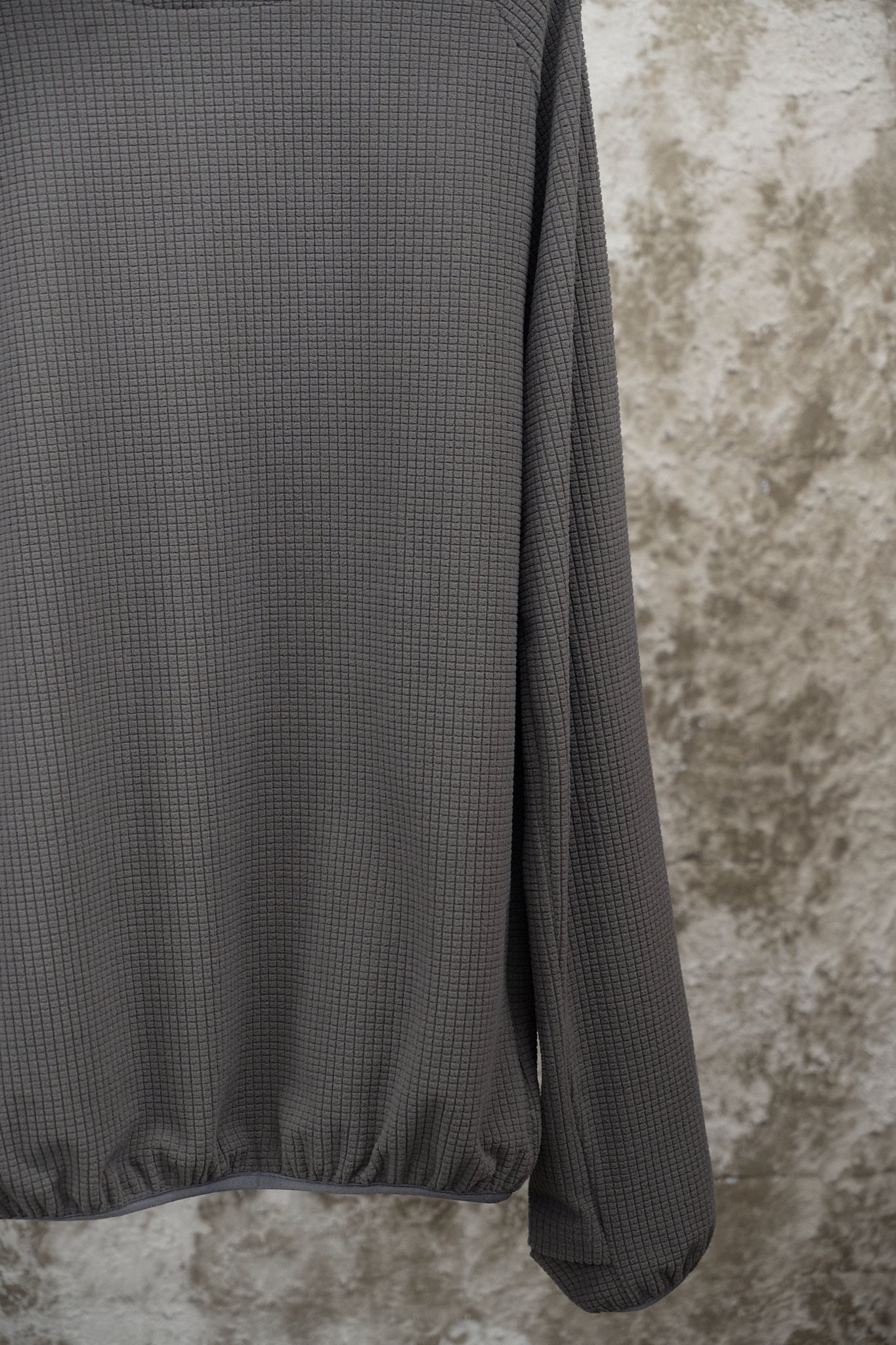 GRID-TEXTURED HOODED SWEATSHIRT - GREY