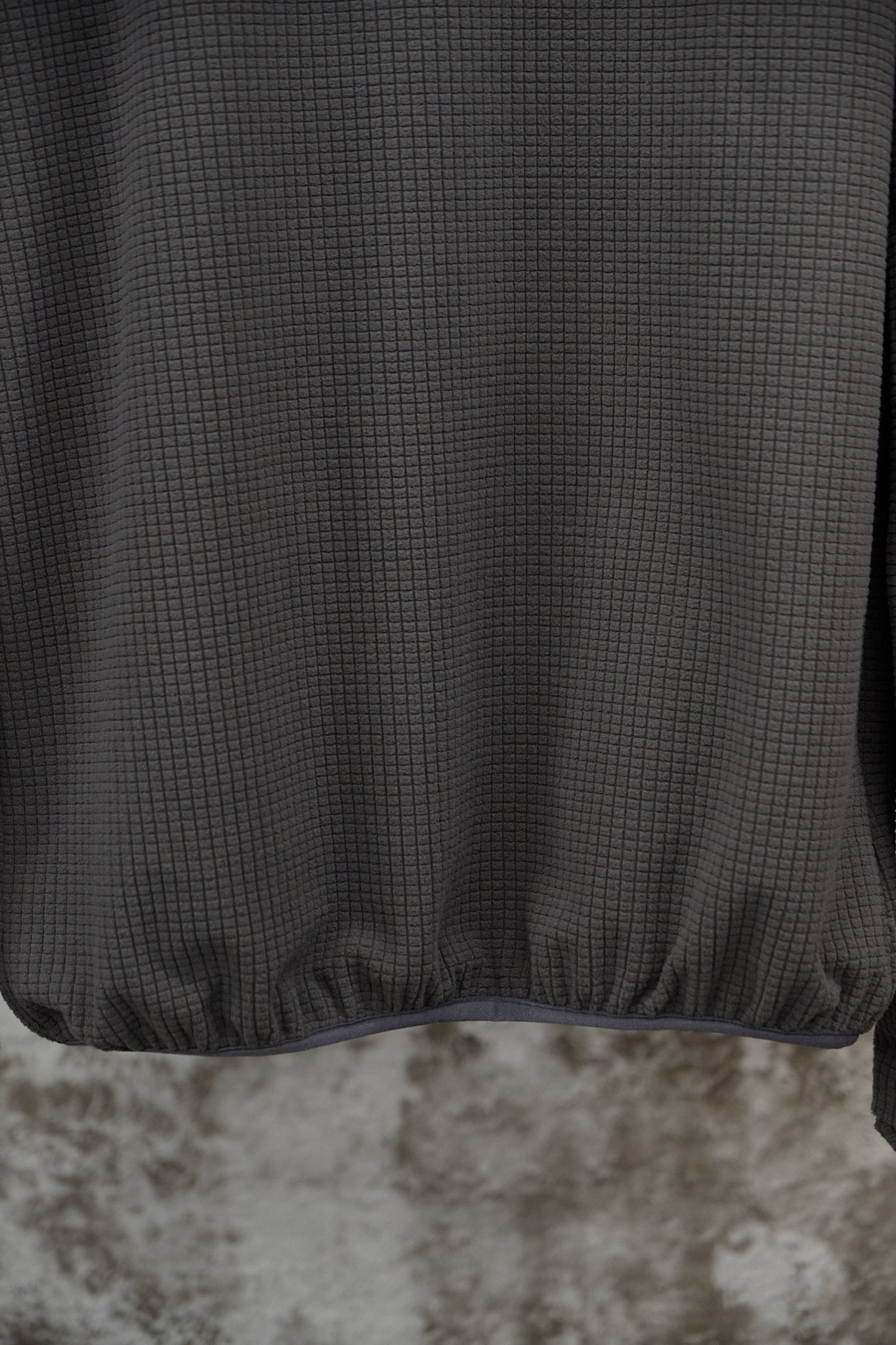 GRID-TEXTURED HOODED SWEATSHIRT - GREY