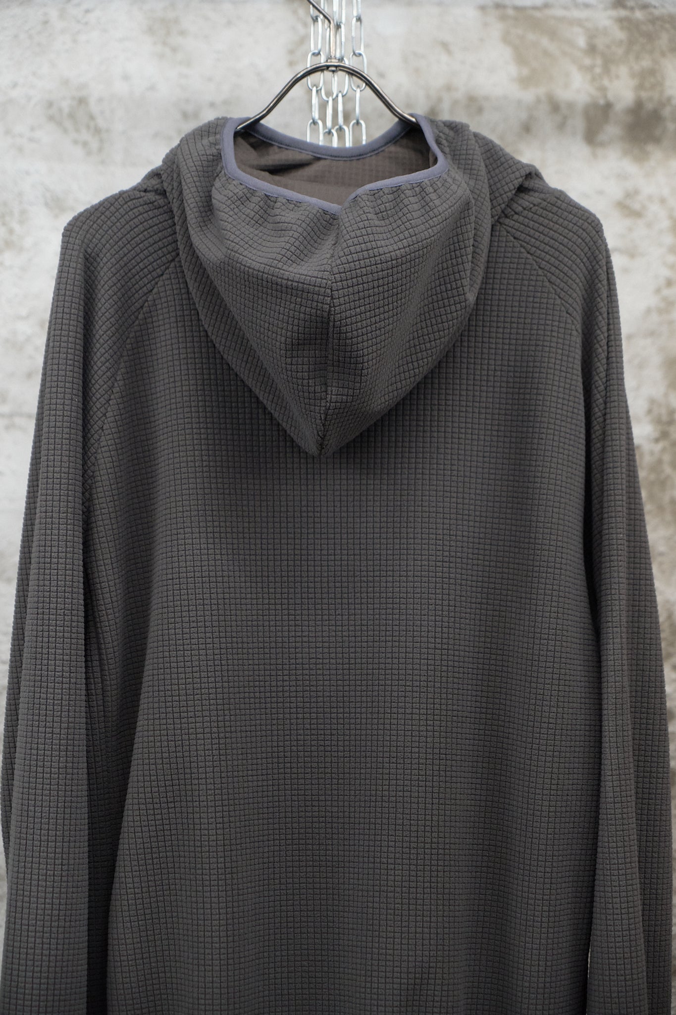 GRID-TEXTURED HOODED SWEATSHIRT - GREY