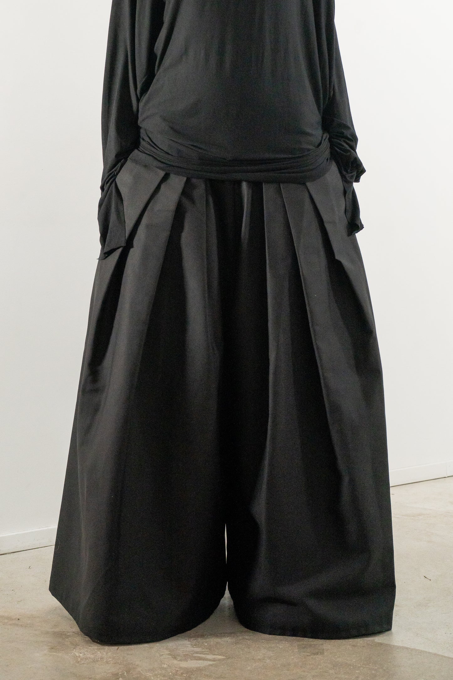 BLACK OVERSIZED TROUSERS