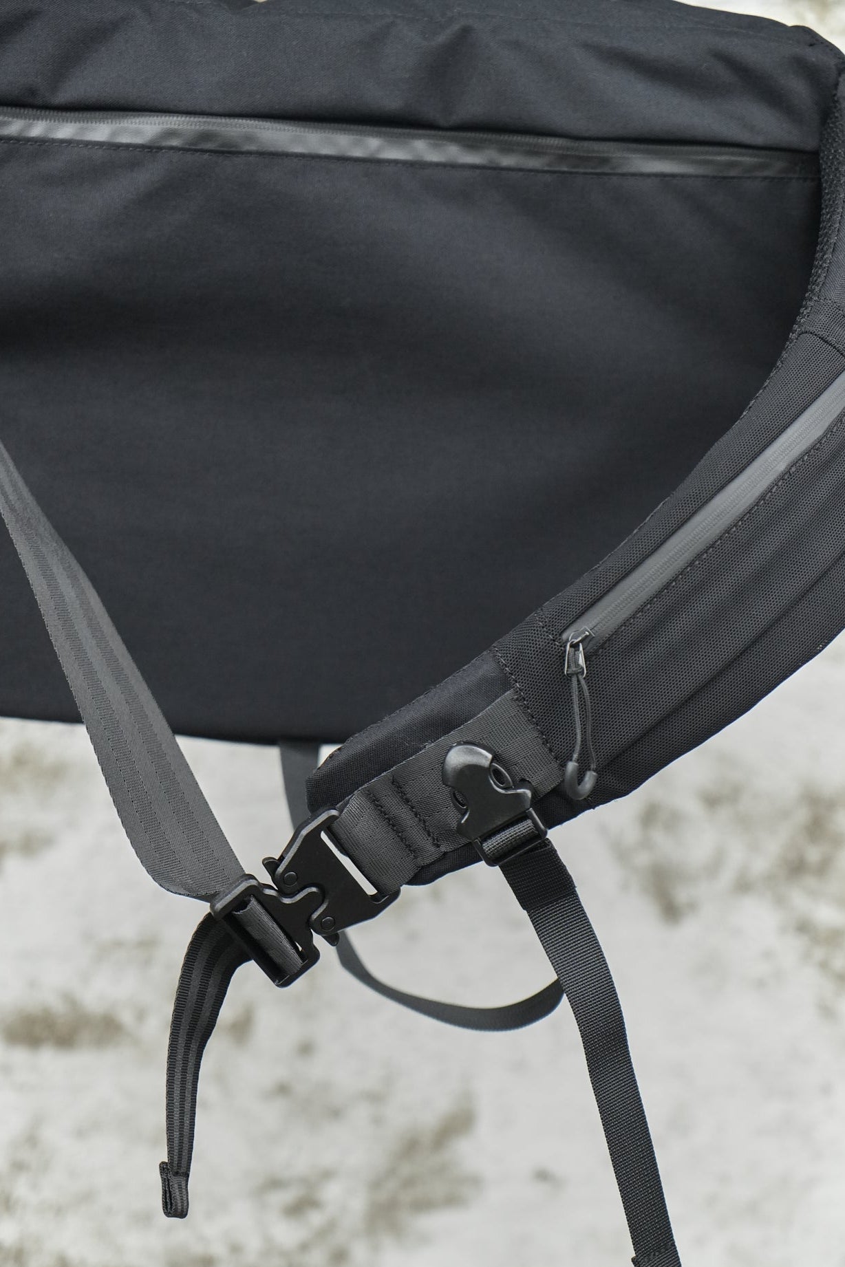 BLACK TECHNICAL MESSENGER BAG