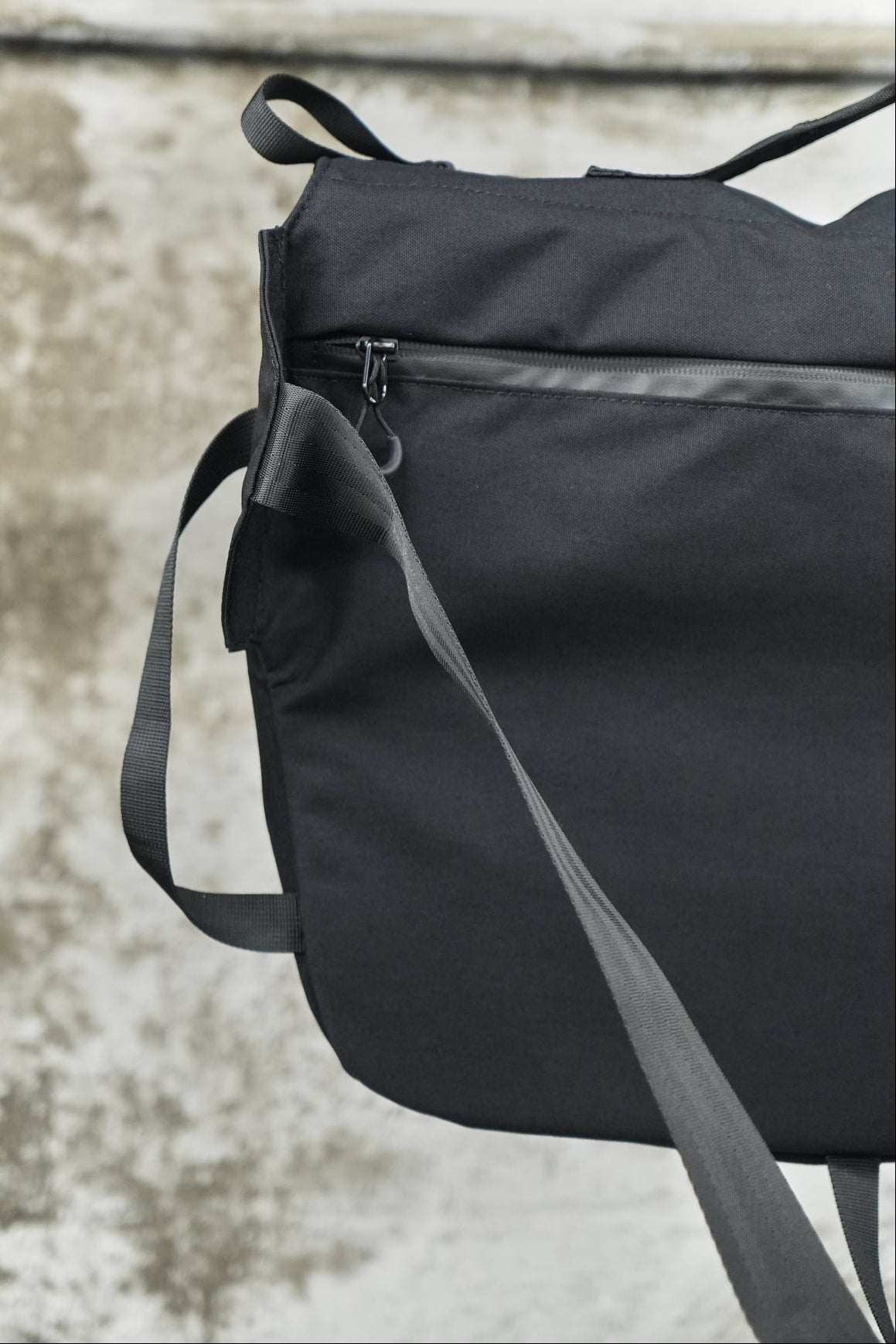 BLACK TECHNICAL MESSENGER BAG