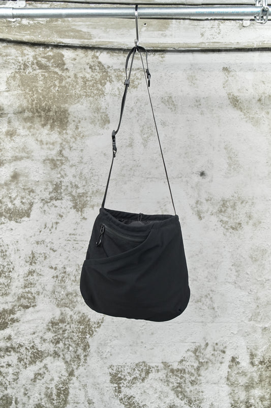 BLACK TECHNICAL SLING BAG