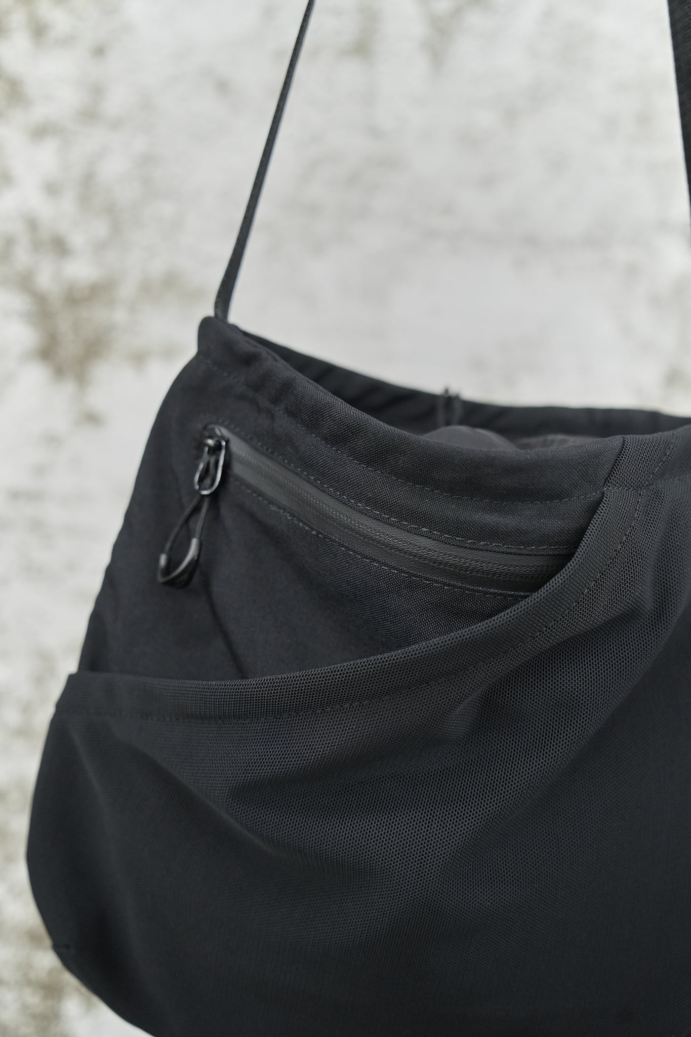 BLACK TECHNICAL SLING BAG