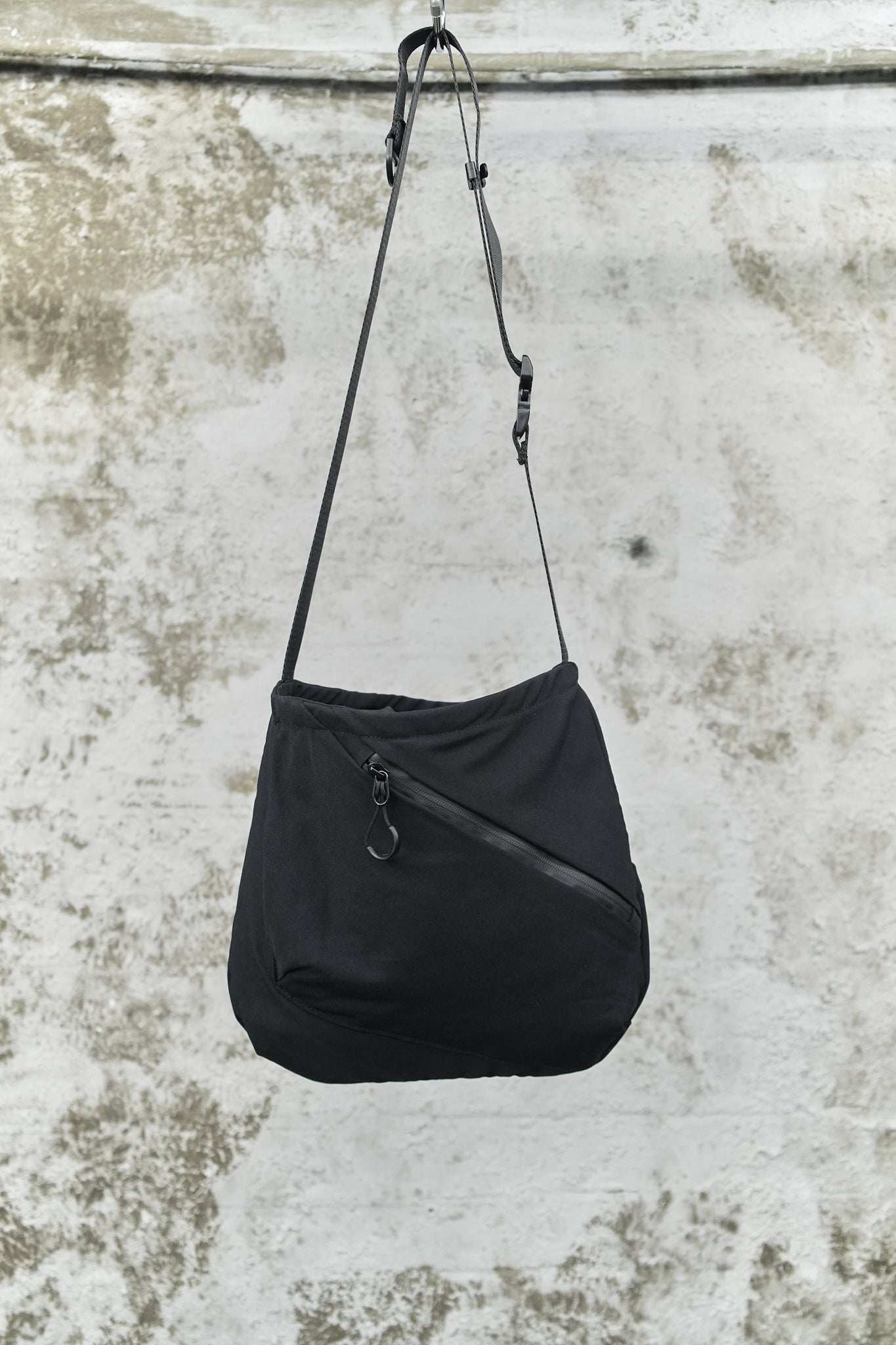 BLACK TECHNICAL SLING BAG