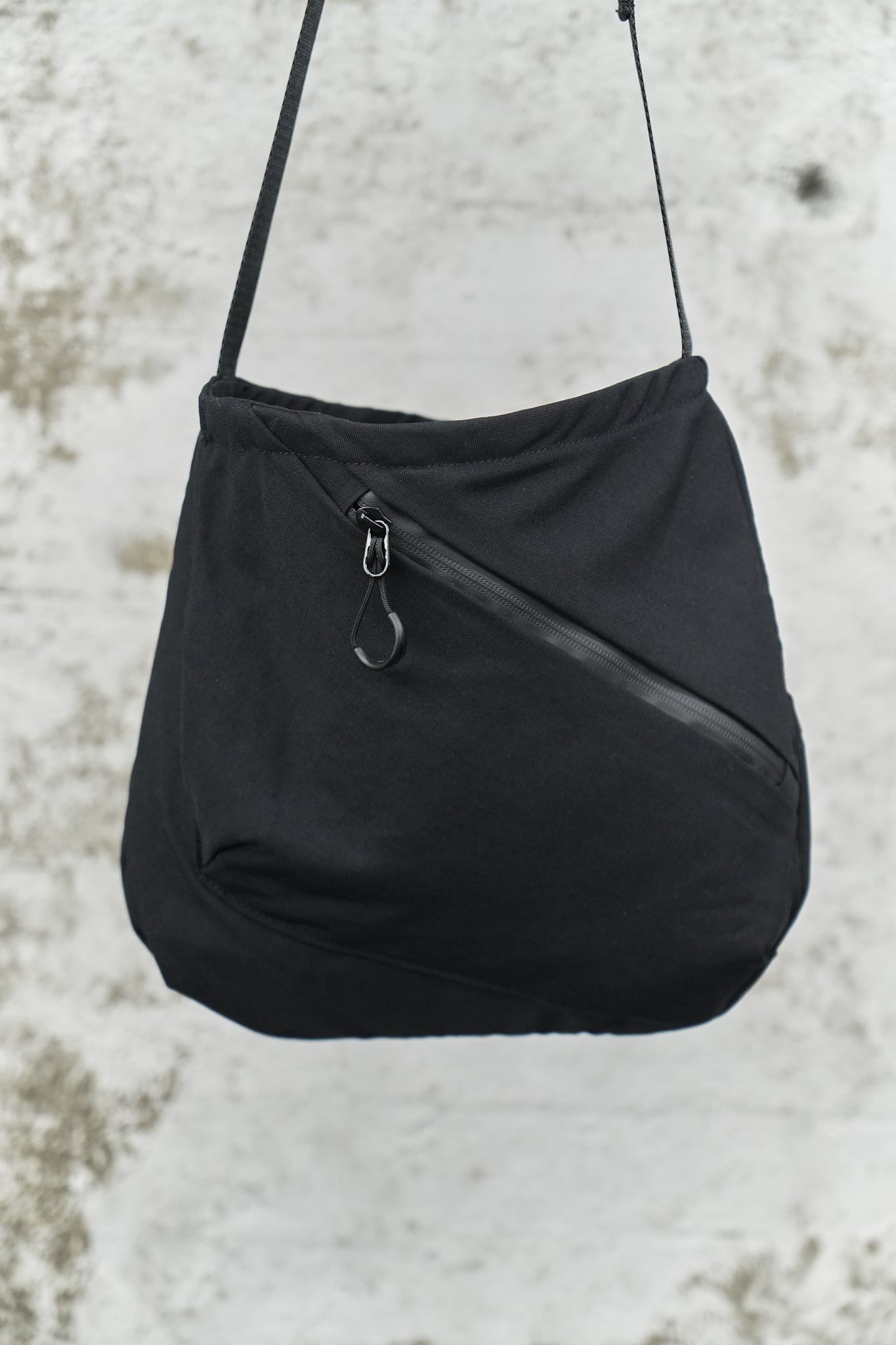 BLACK TECHNICAL SLING BAG