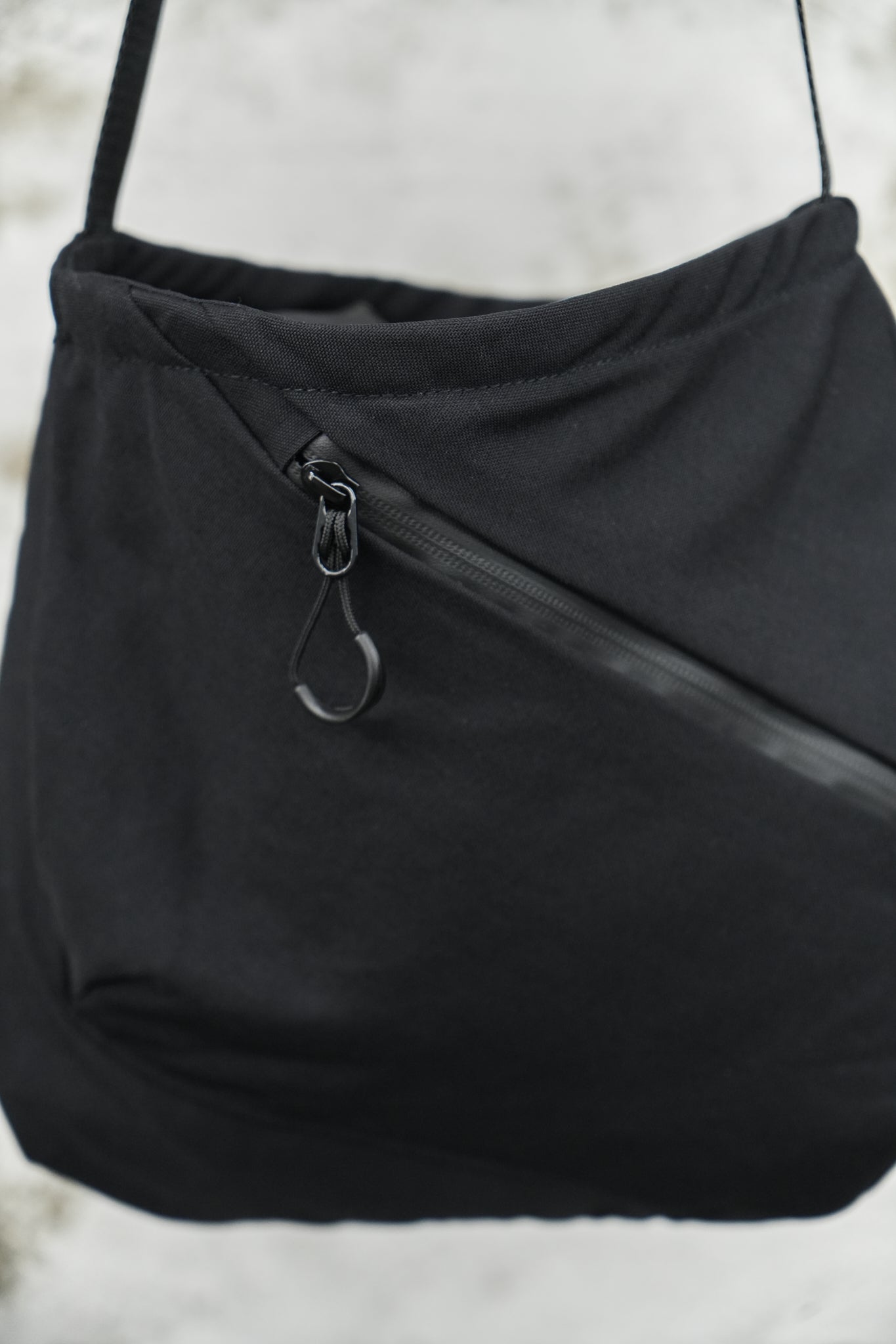 BLACK TECHNICAL SLING BAG