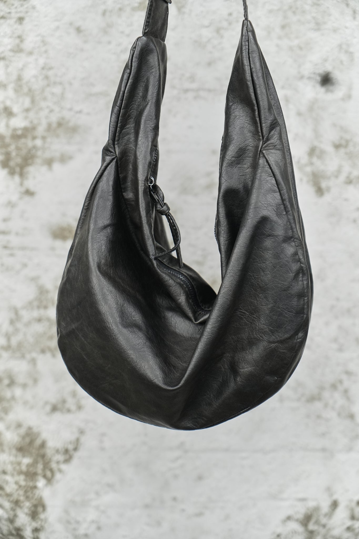 BLACK LEATHER SHOULDER BAG