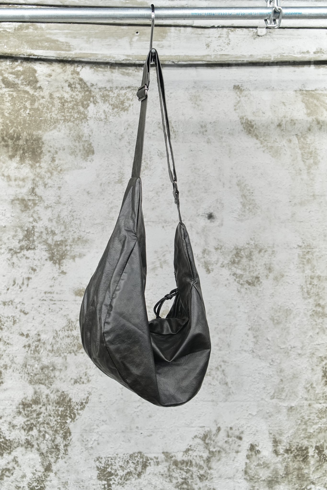 BLACK LEATHER SHOULDER BAG