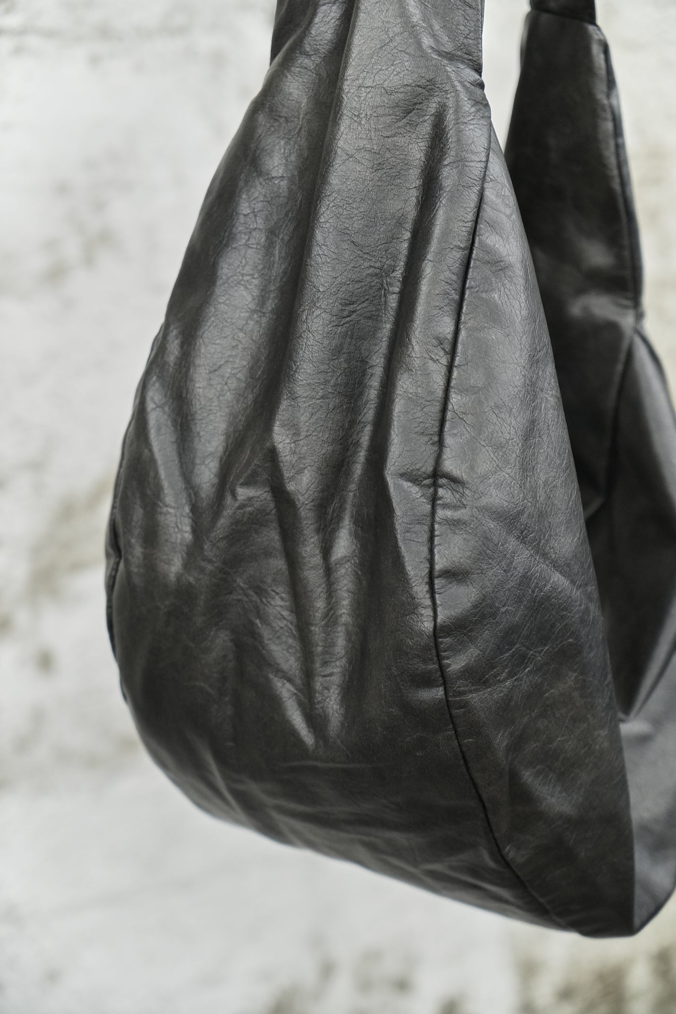 BLACK LEATHER SHOULDER BAG