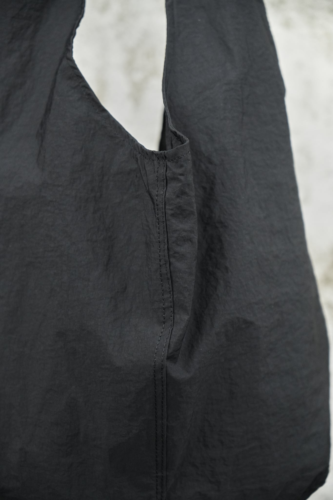 BLACK LIGHTWEIGHT SHOULDER TOTE