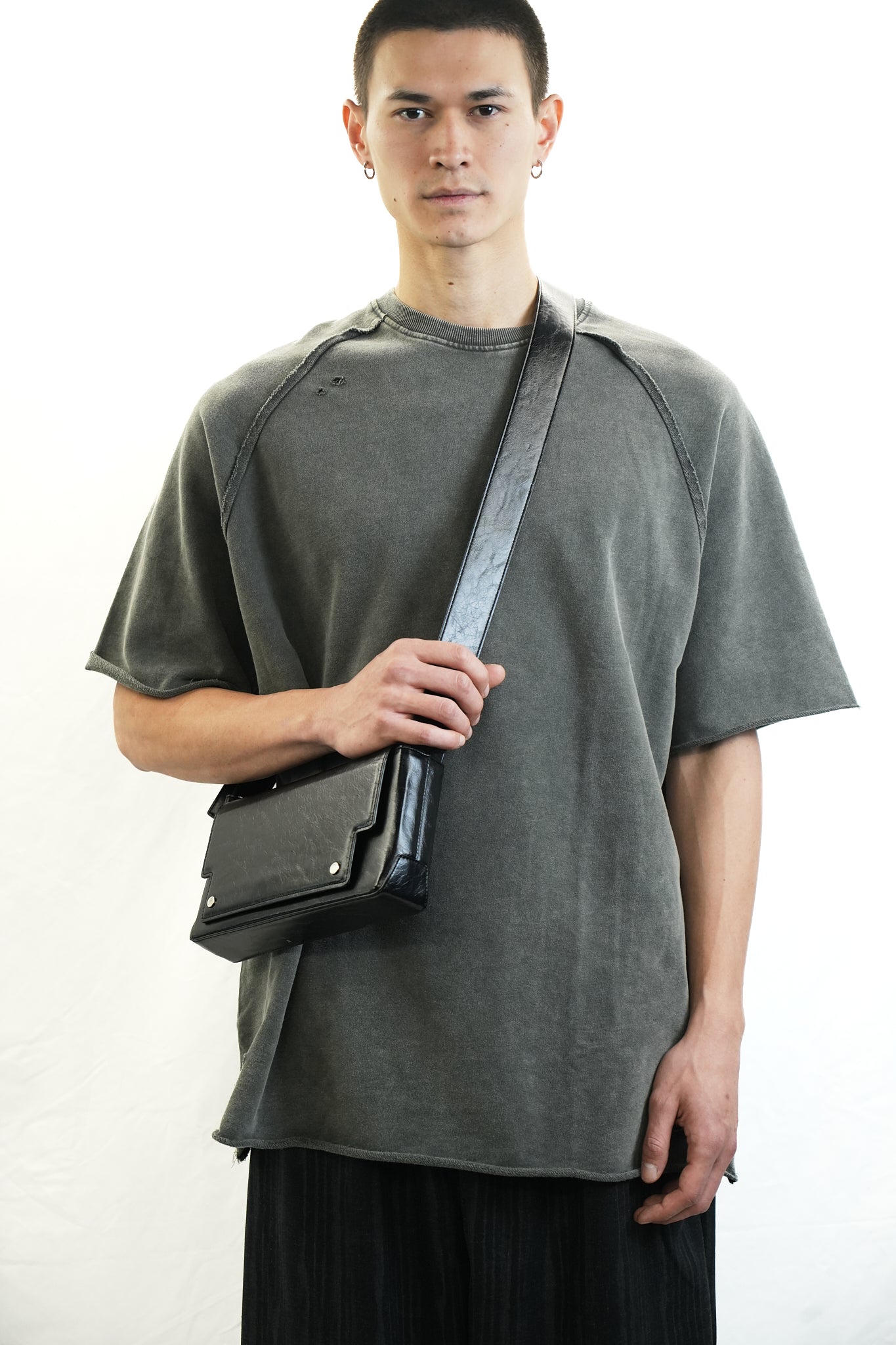 GARMENT-DYED DISTRESSED RAGLAN T-SHIRT GREY