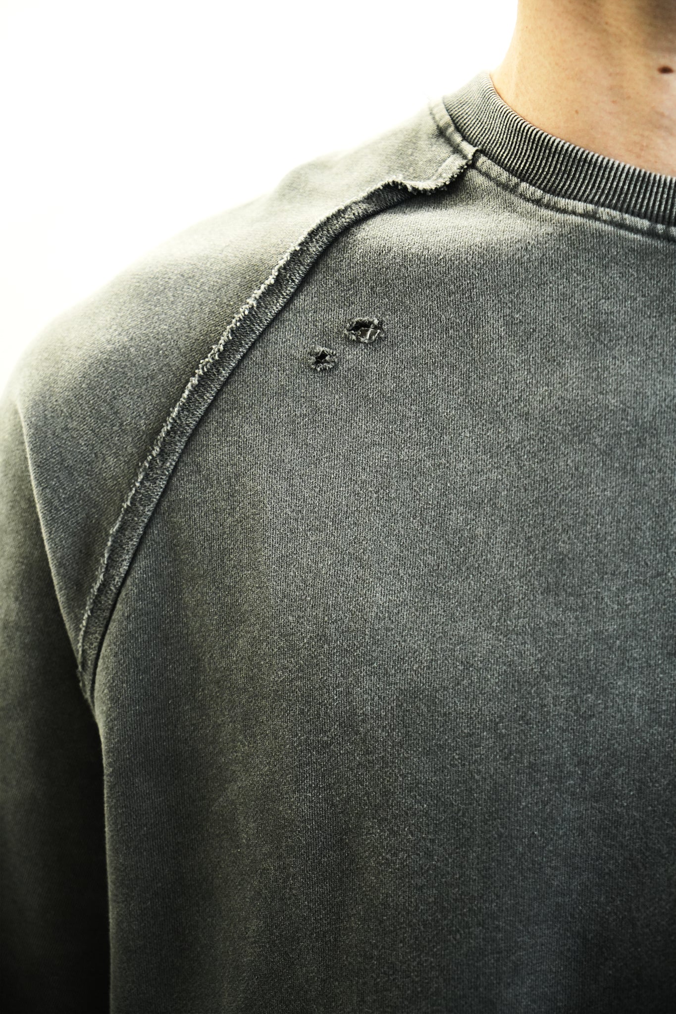 GARMENT-DYED DISTRESSED RAGLAN T-SHIRT GREY