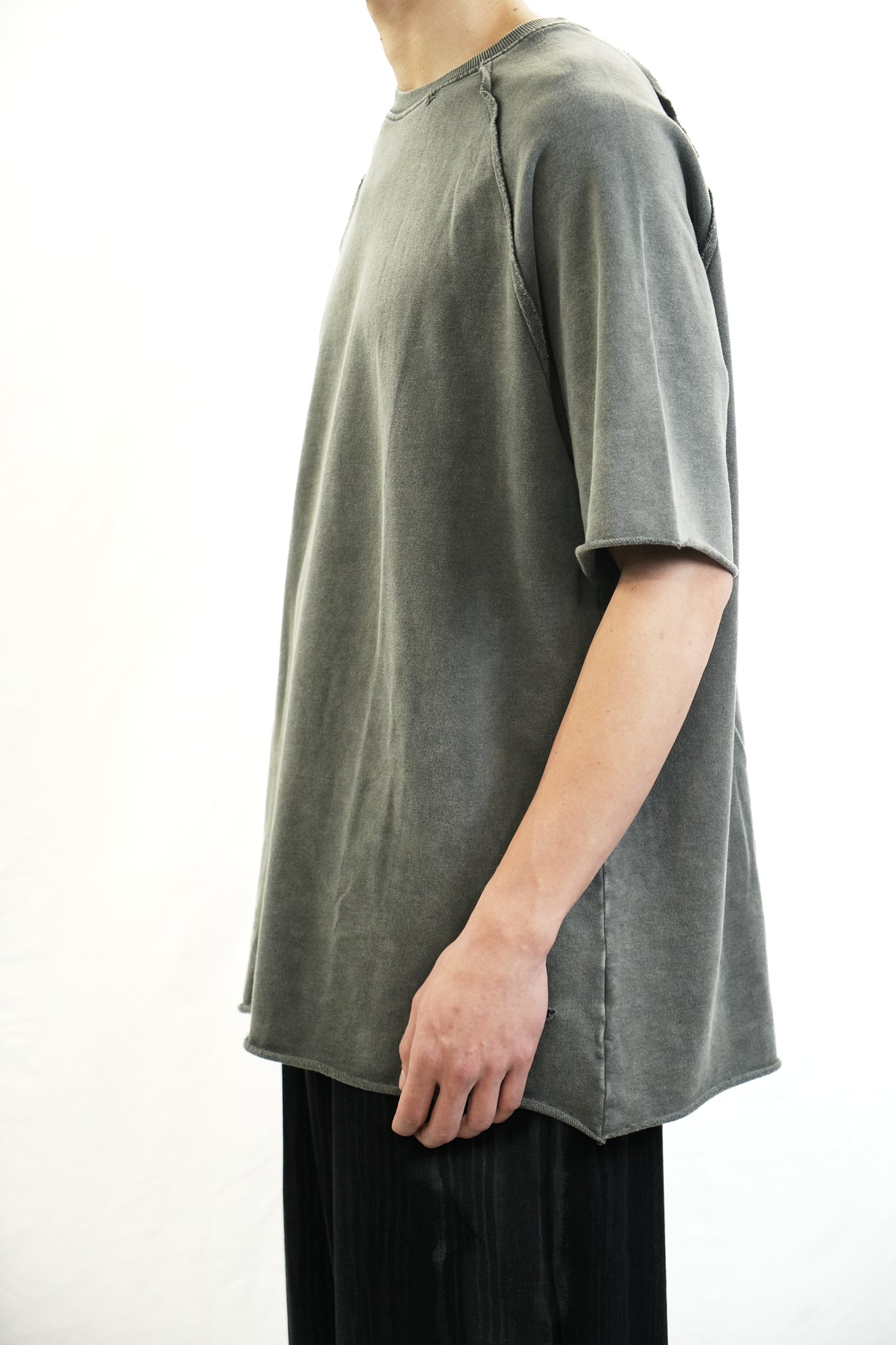 GARMENT-DYED DISTRESSED RAGLAN T-SHIRT GREY