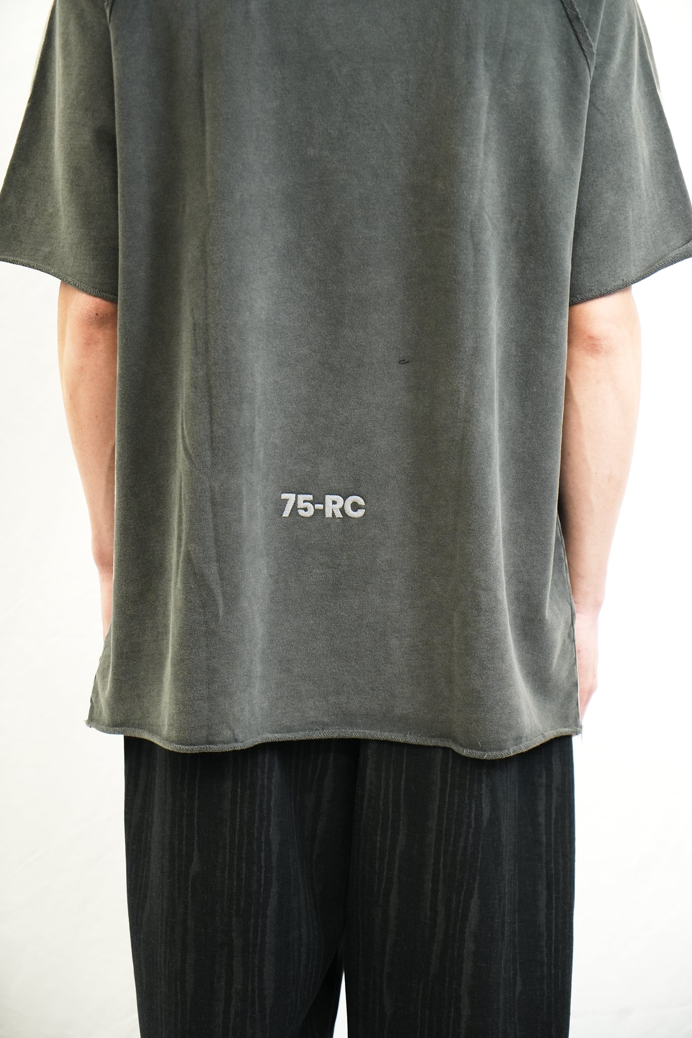 GARMENT-DYED DISTRESSED RAGLAN T-SHIRT GREY
