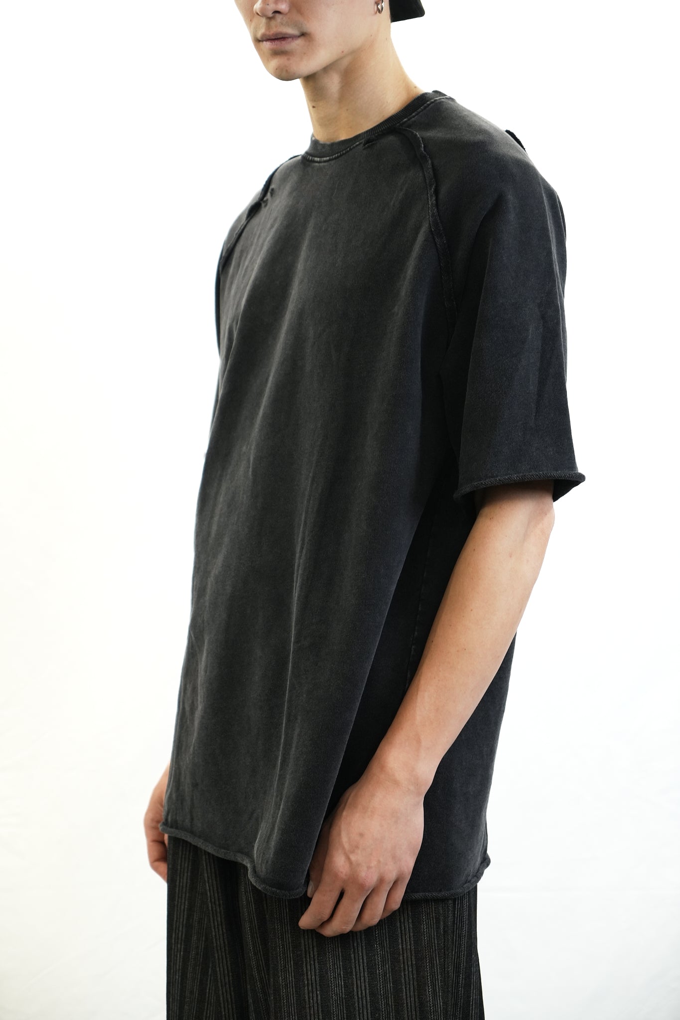 GARMENT-DYED DISTRESSED RAGLAN T-SHIRT BLACK