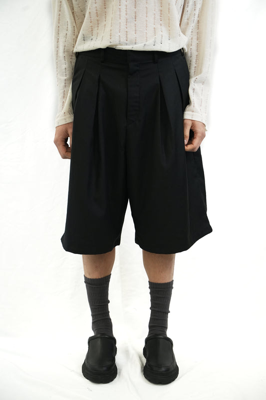 BLACK PLEATED BERMUDAS SHORTS