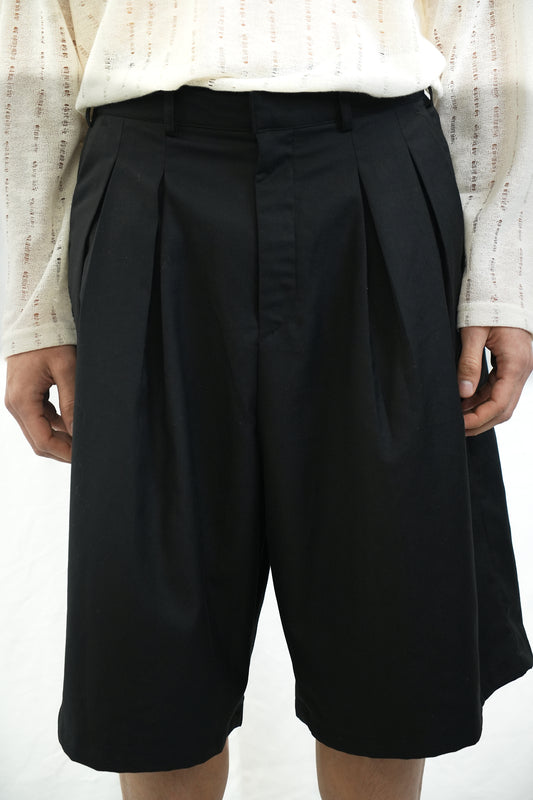 BLACK PLEATED BERMUDAS SHORTS