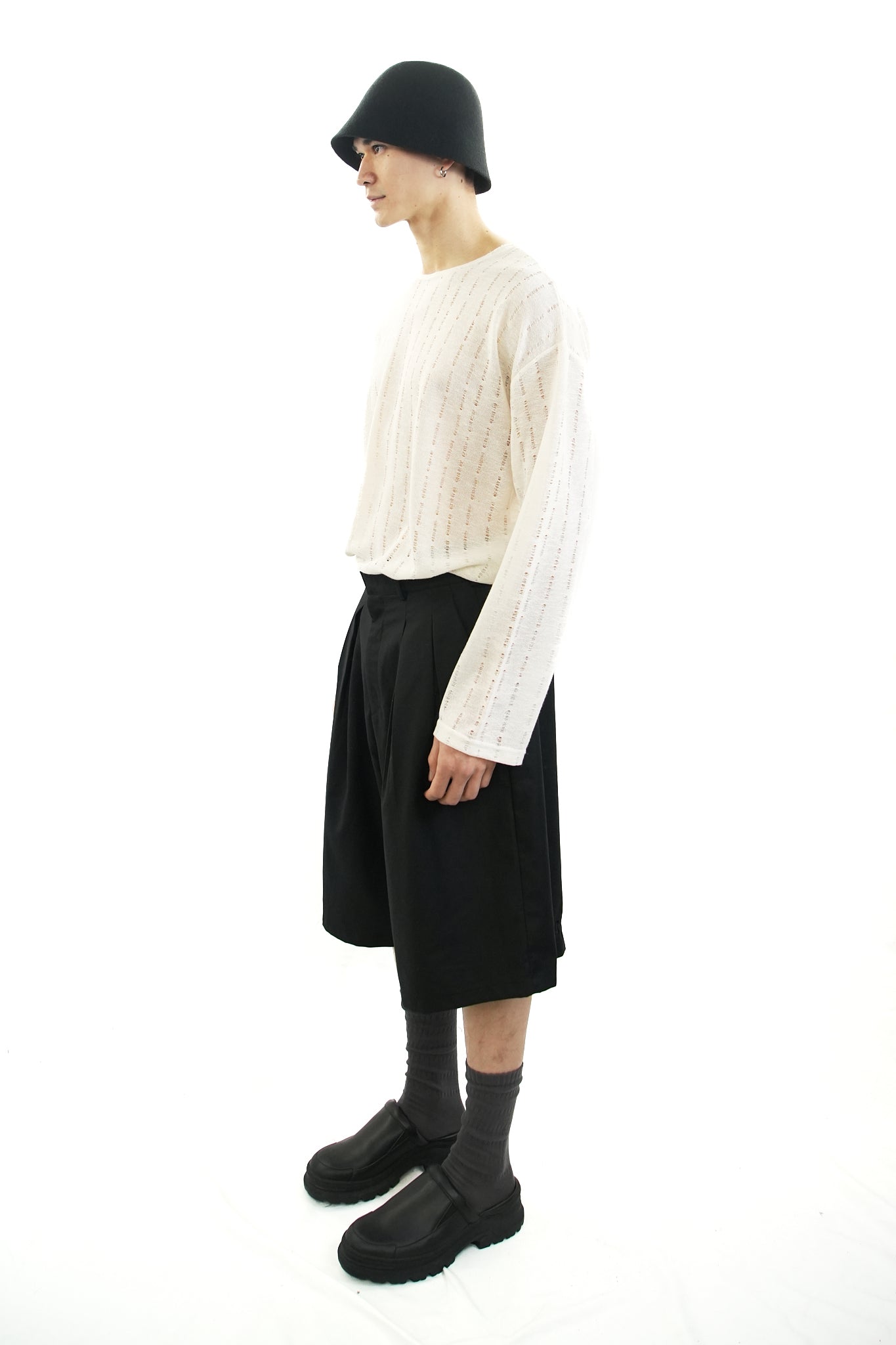 BLACK PLEATED BERMUDAS SHORTS