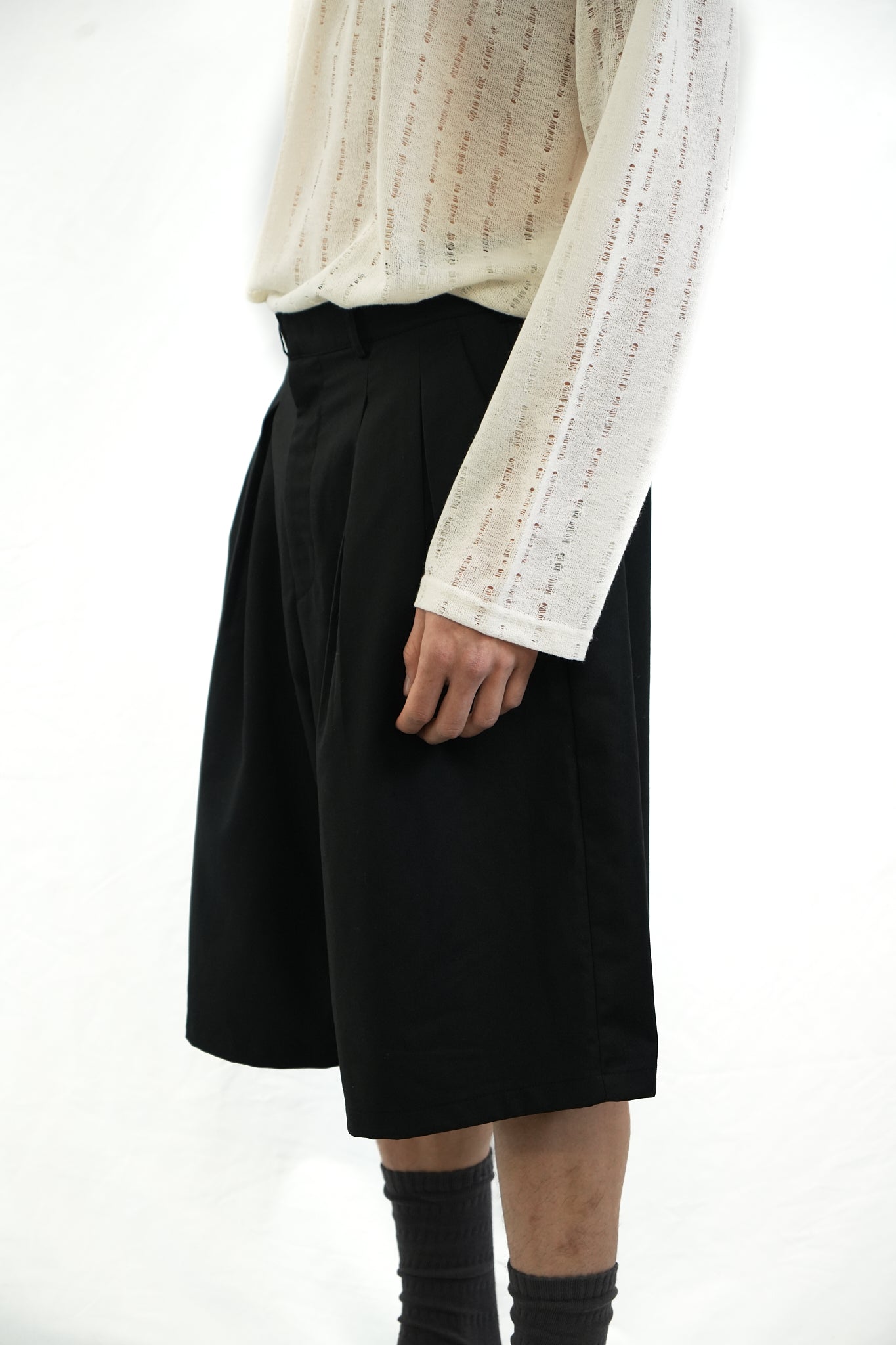 BLACK PLEATED BERMUDAS SHORTS