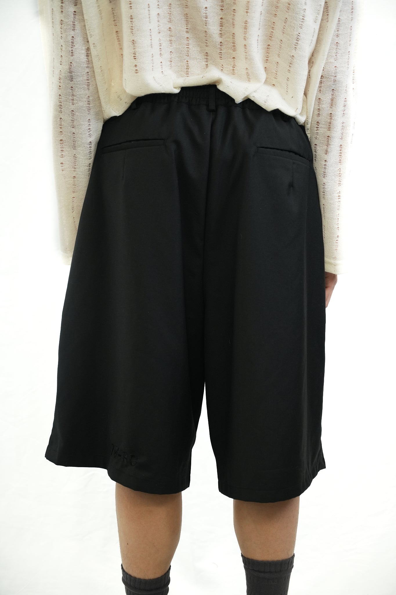 BLACK PLEATED BERMUDAS SHORTS